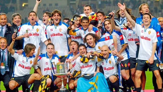  Los jugadores del Real Zaragoza celebran la gesta de vencer a los galácticos del Real Madrid en la final de Copa del Rey de Montjuic en 2004