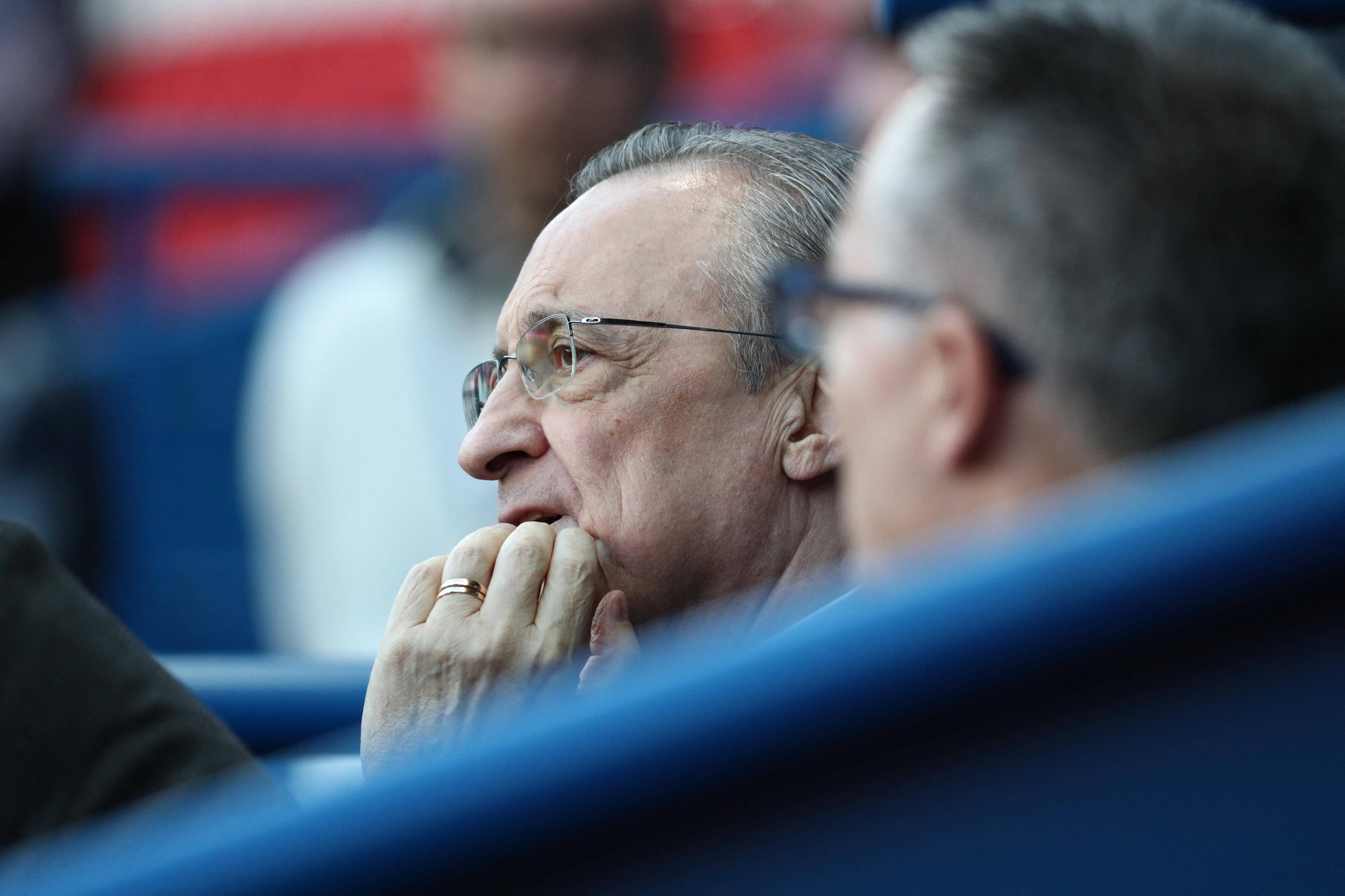 Florentino Pérez presencia un partido del Real Madrid.