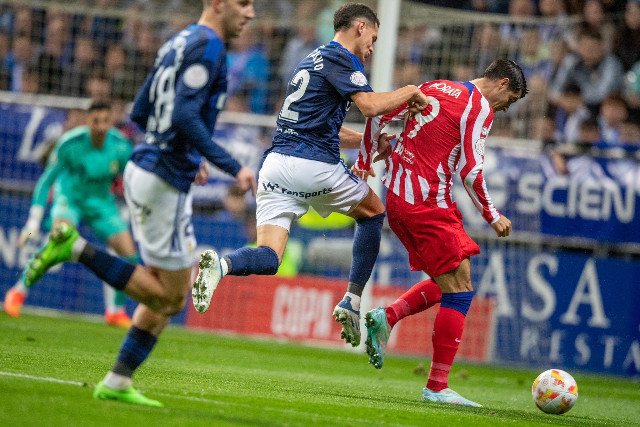 Dani Calvo defiende a Morata ante el Atlético de Madrid en Copa del Rey.