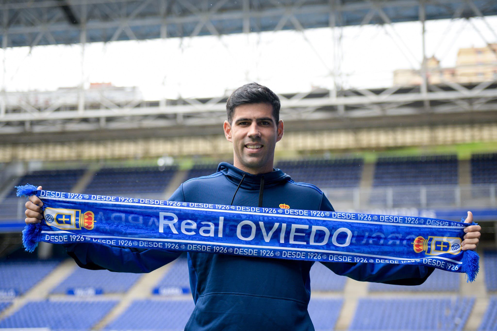  Juanfran Moreno, exjugador del Deportivo, en su presentación con el Real Oviedo