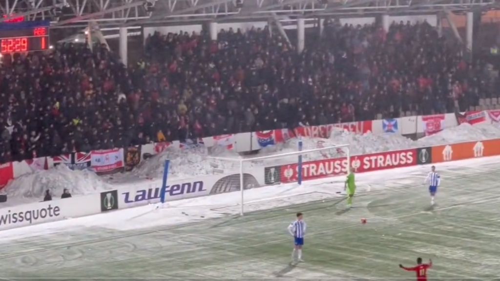  El guardameta recibe bolas de nieve durante el Helsinki-Aberdeen