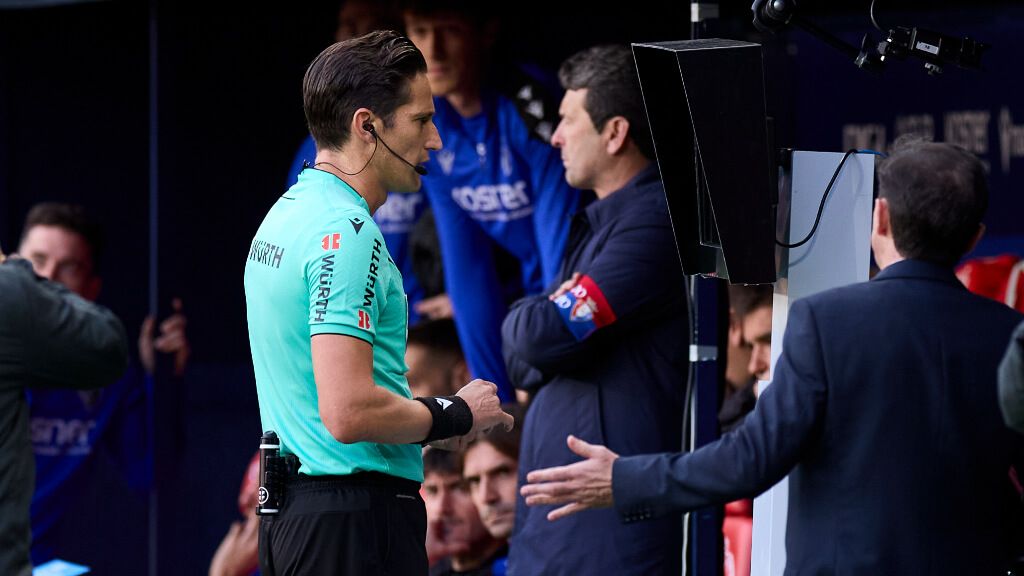 Munuera Montero viendo el VAR (Cordon Press)