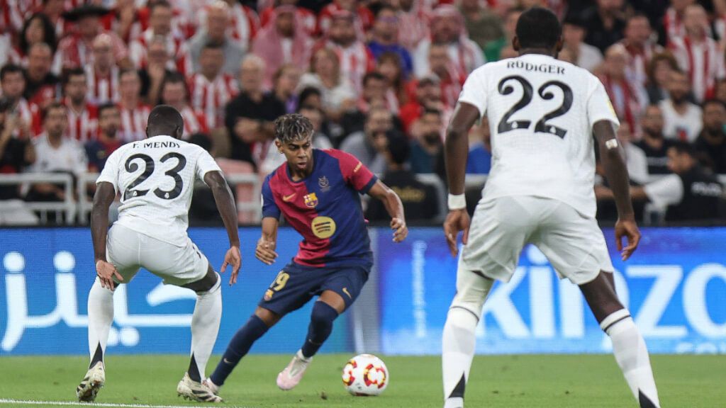 Lamine Yamal regateando a Ferland Mendy (Cordon Press)