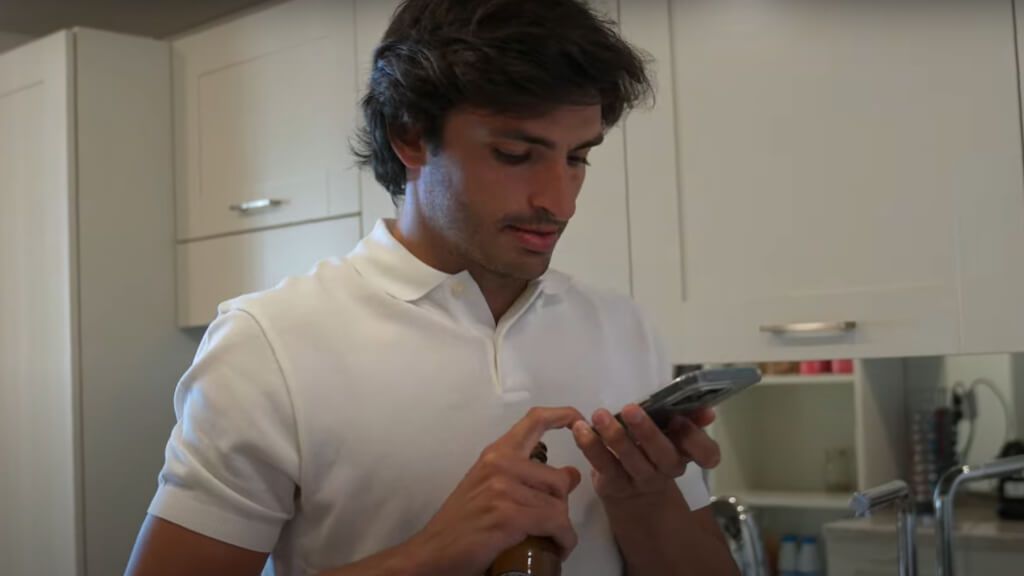  Carlos Sainz, en un anuncio con Marc Márquez.