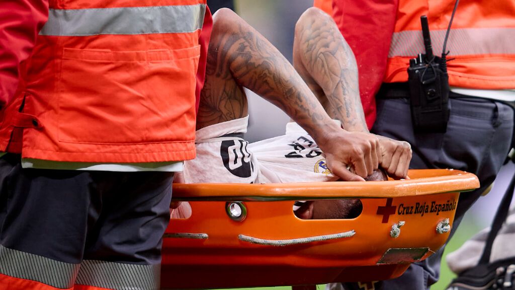 Militao saliendo en camilla del campo (Cordon Press)