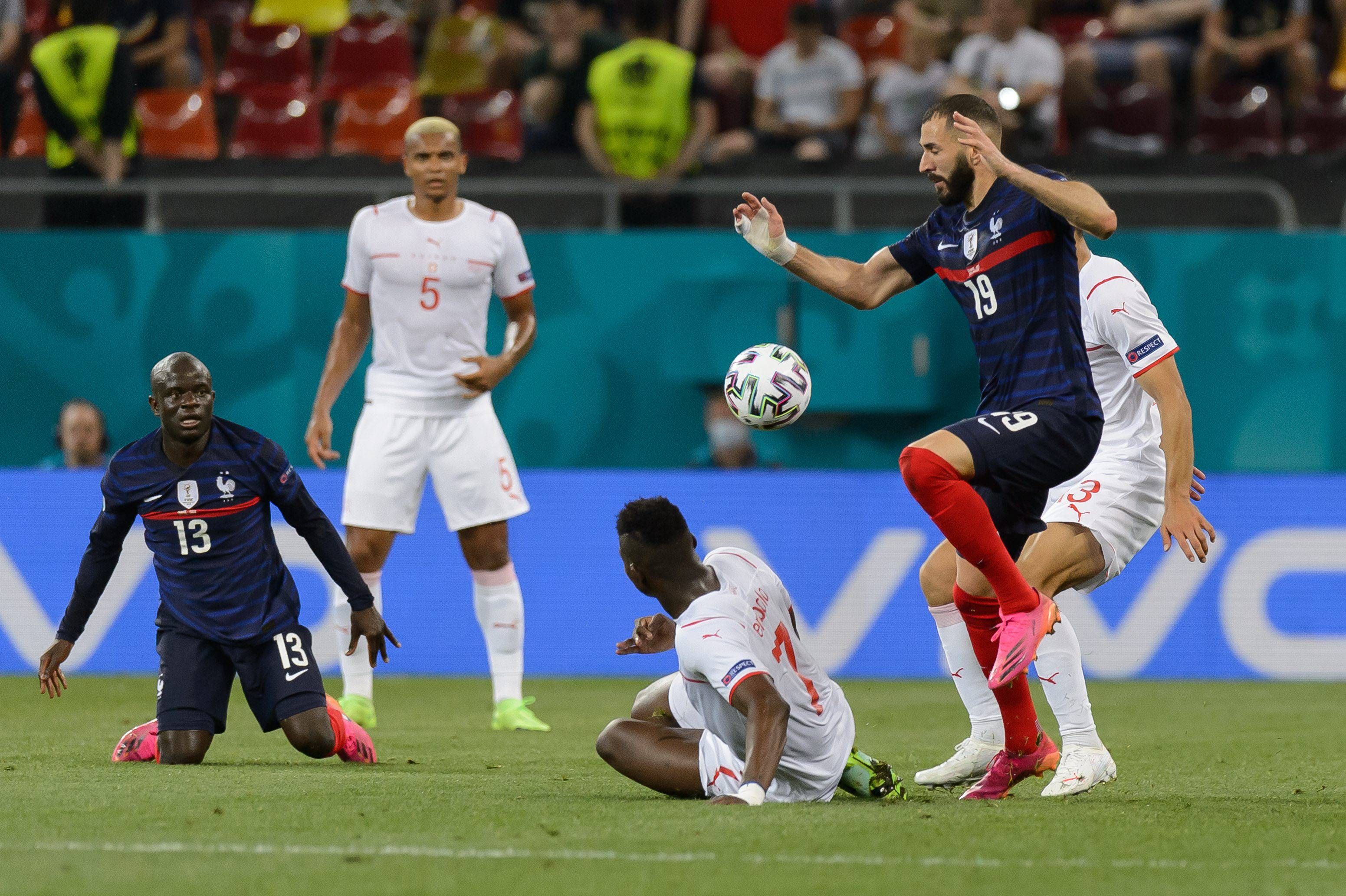  Karim Benzema evita una entrada en el Francia-Suiza.
