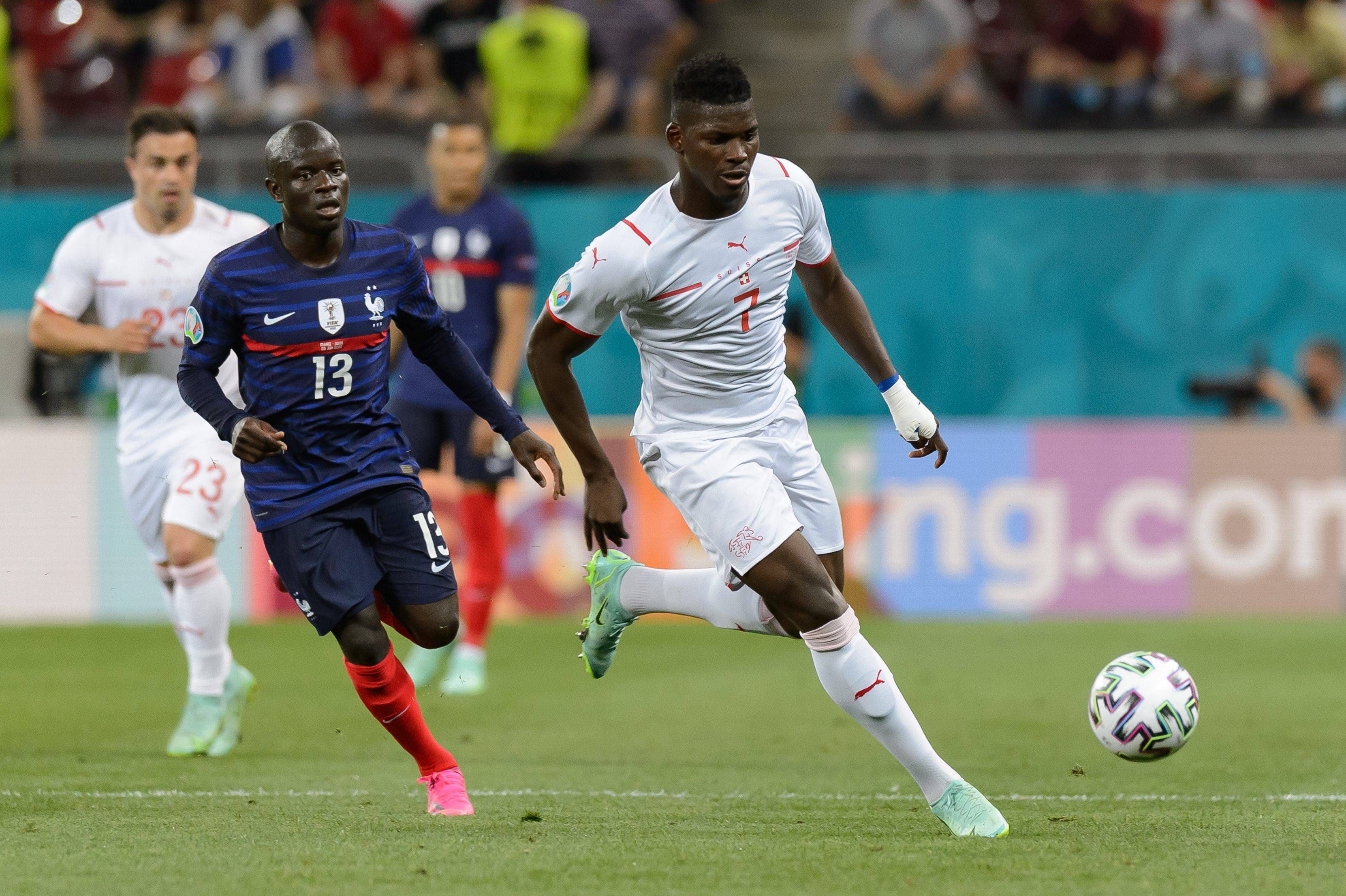  Embolo conduce la pelota en el Francia-Suiza.