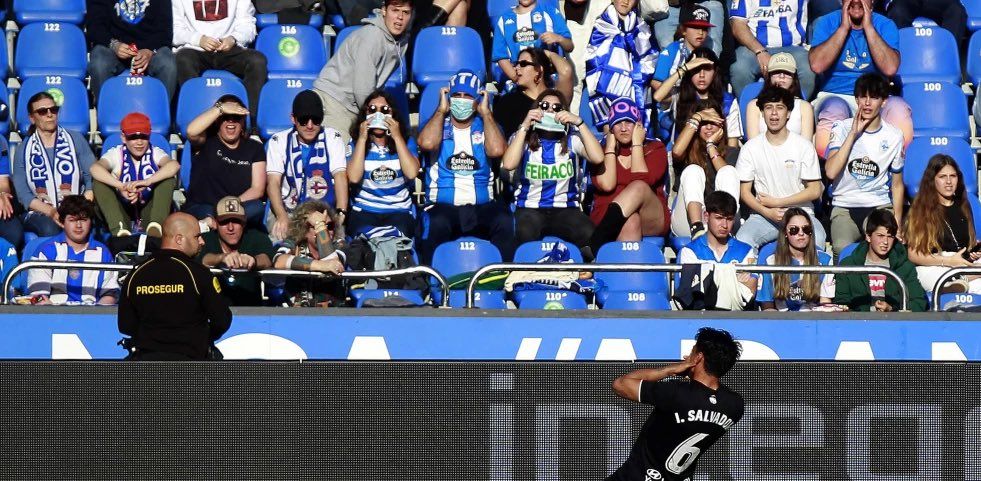  Iban Salvador celebrando su gol ante la grada