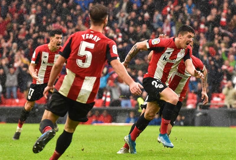 Con público: Ander Capa celebra un gol suyo ante el Levante UD en San Mamés.