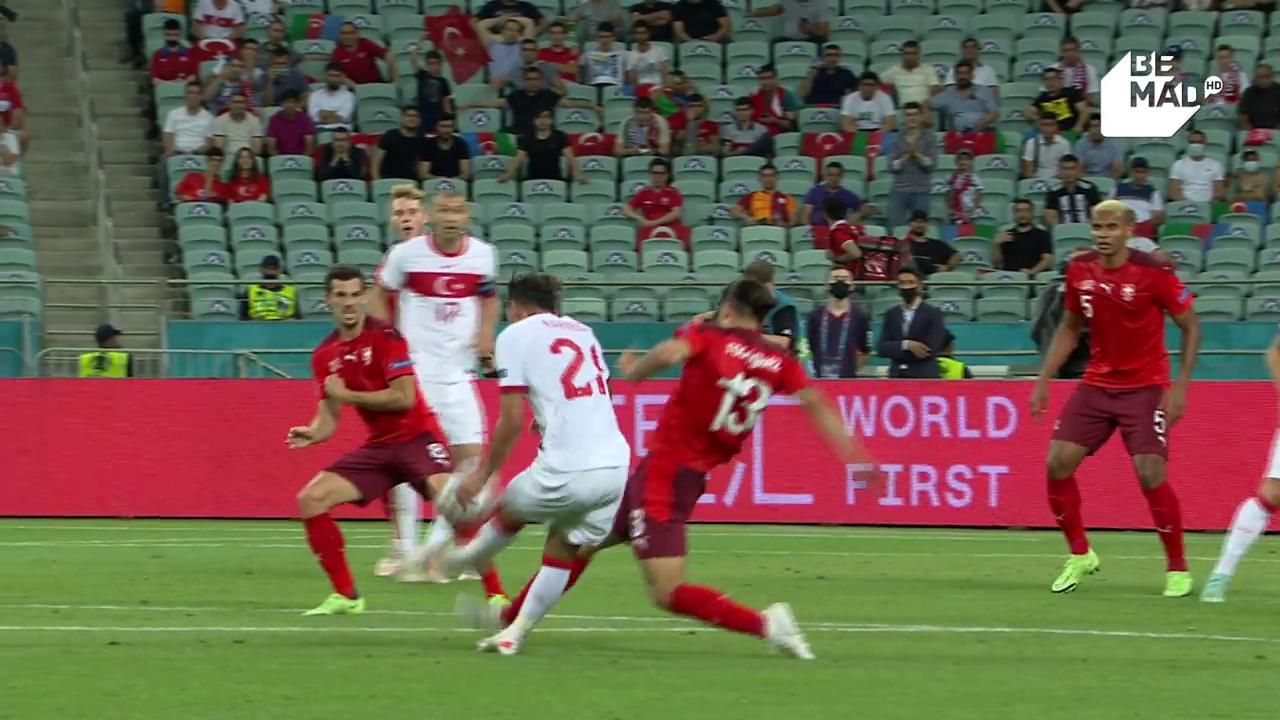  Disparo de Kahveci que acaba en el gol de Turquía a Suiza.