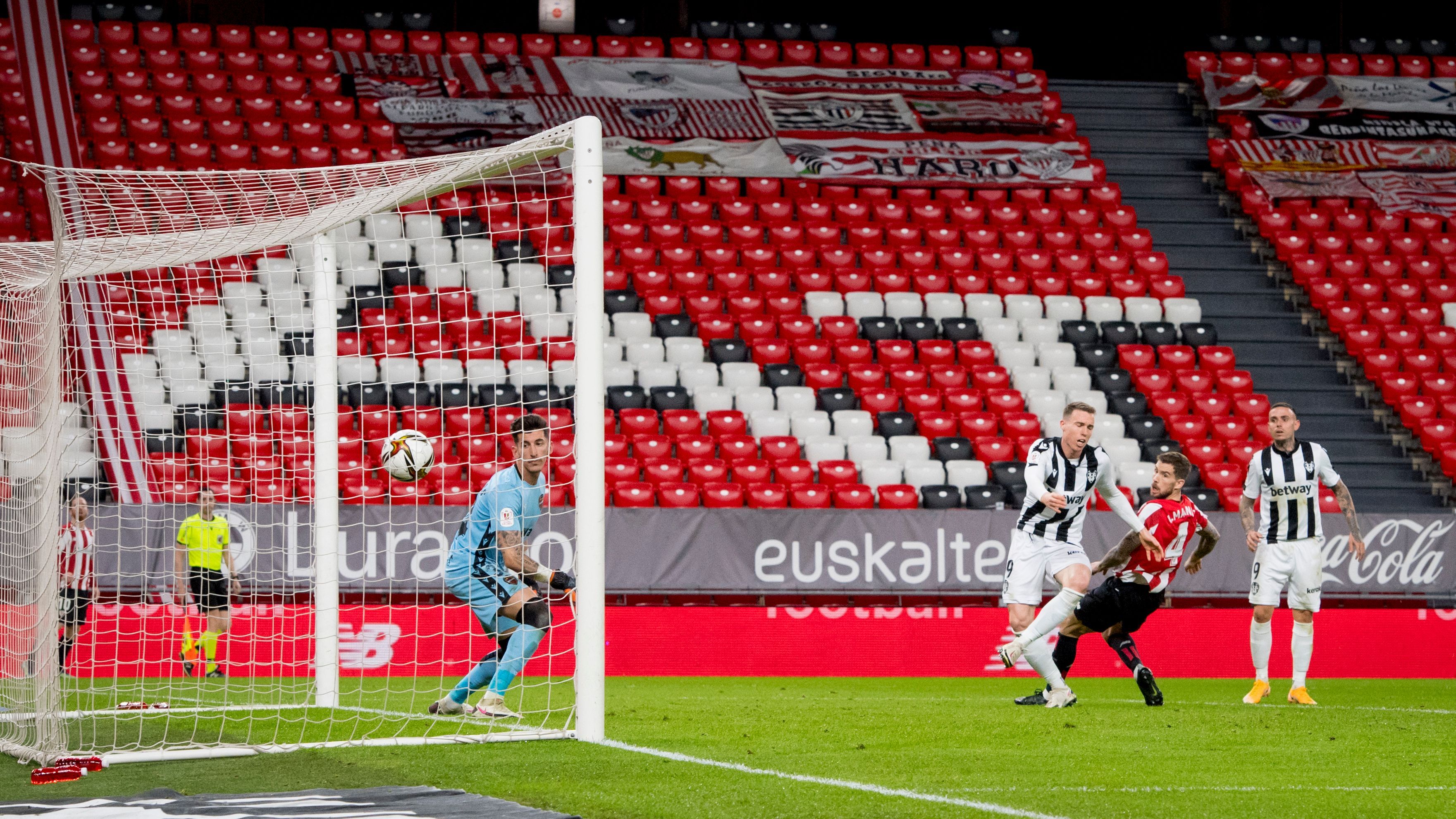  Así marcaba Iñigo Martínez en la semifinal de Copa ante el Levante.