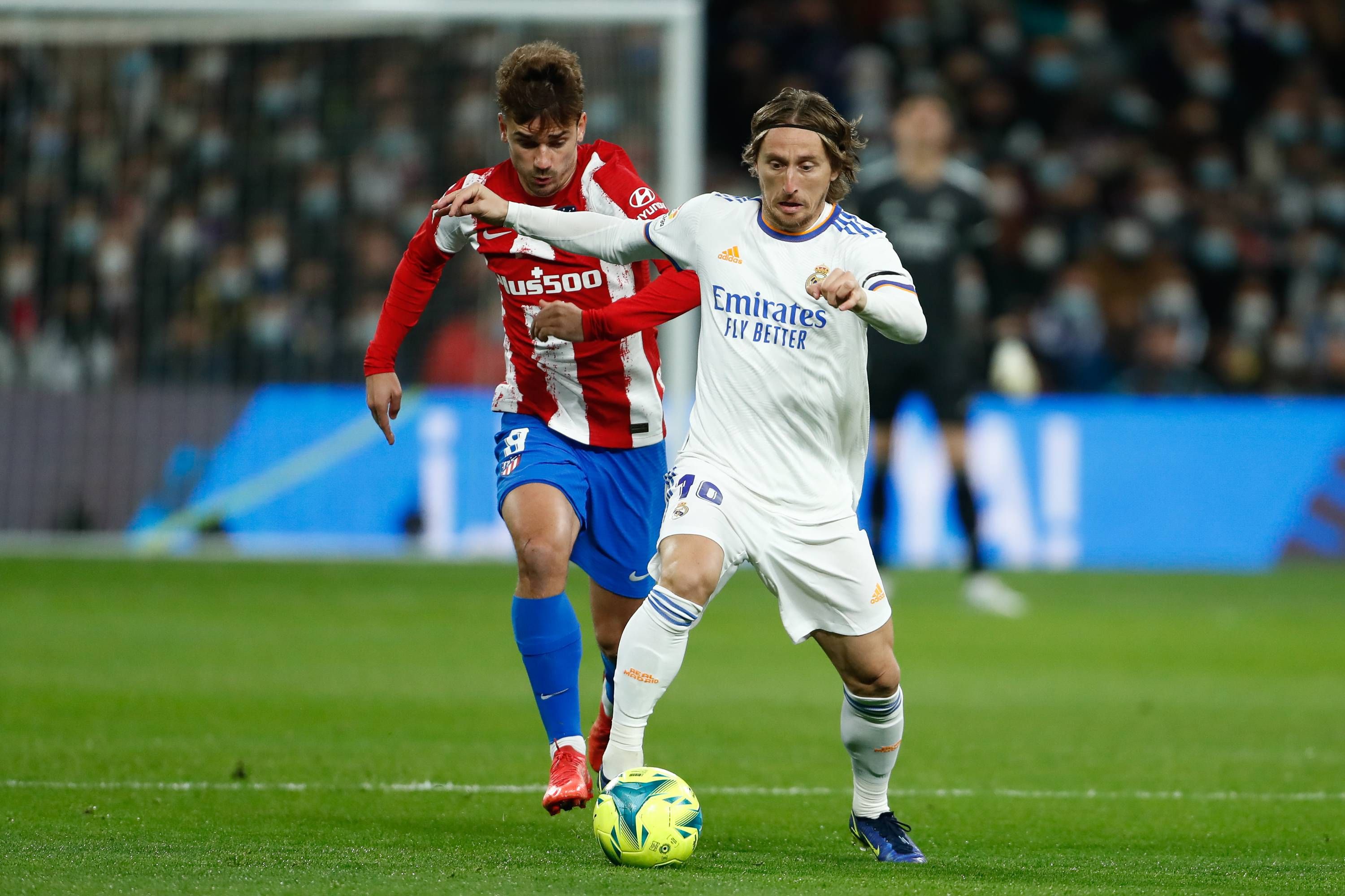 Griezmann corre tras Luka Modric en el derbi.