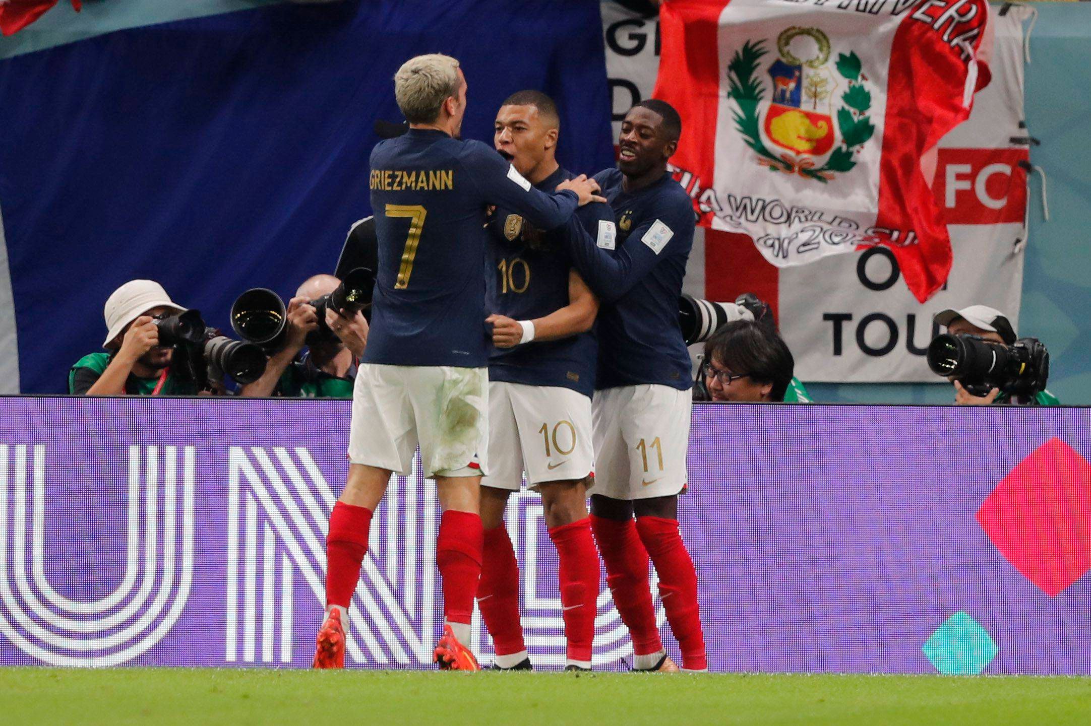 Griezmann, Mbappé y Dembélé celebran un gol de Francia.