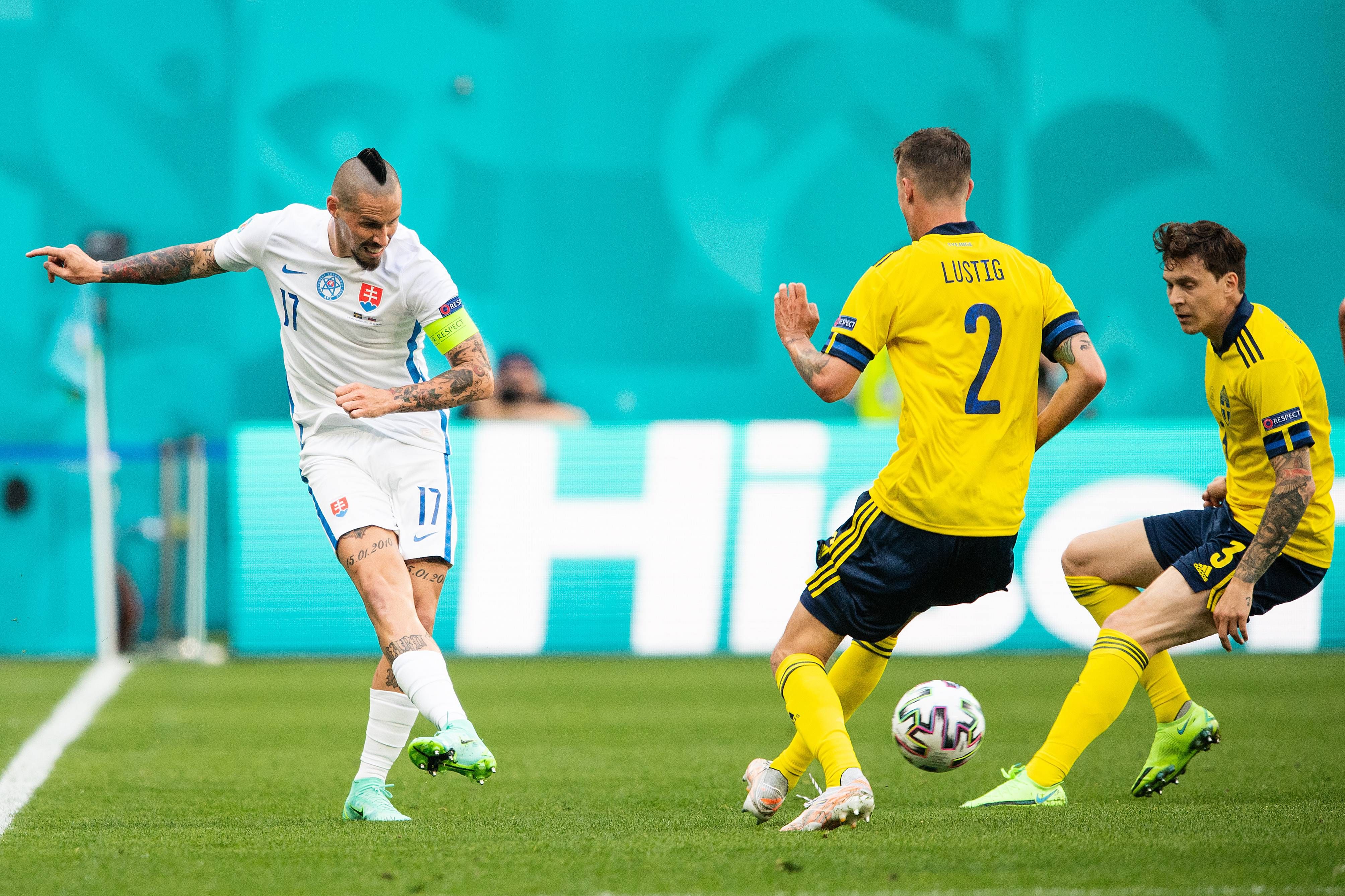 Hamsik golpea el balón ante Lustig y Lindelof.