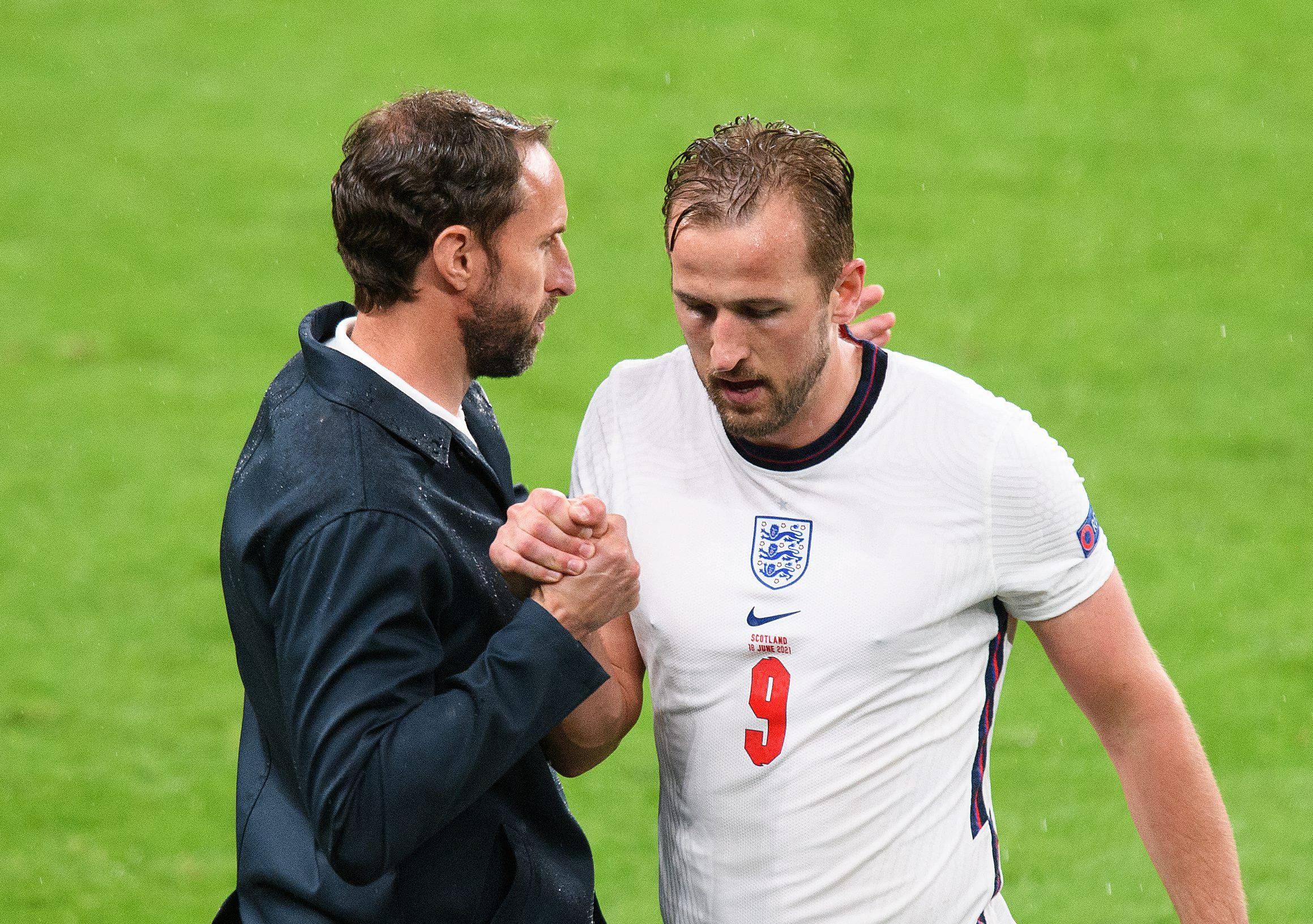 Harry Kane, animado por Gareth Southgate durante el Inglaterra-Escocia.