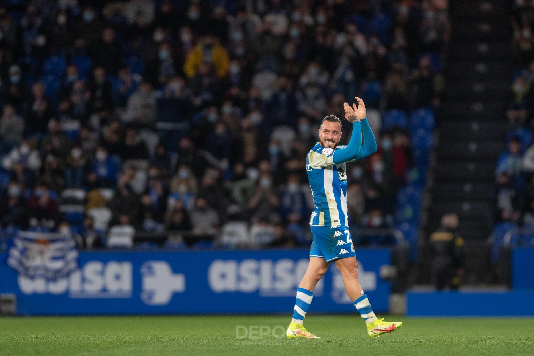 Héctor Hernández aplaudiendo a la afición en Riazor (Foto: RCD).