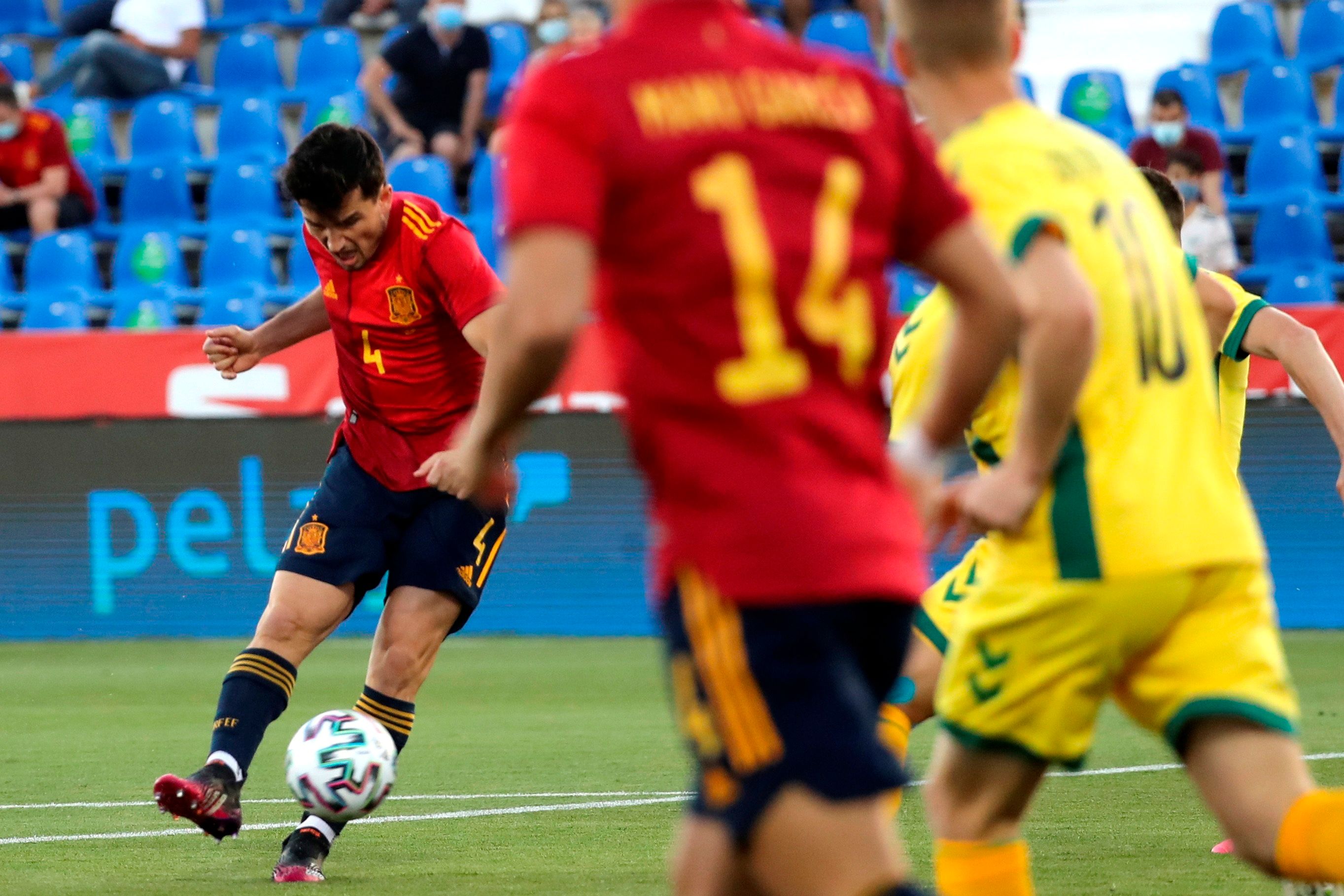 Hugo Guillamón, en la acción del 1-0 de España a Lituania.
