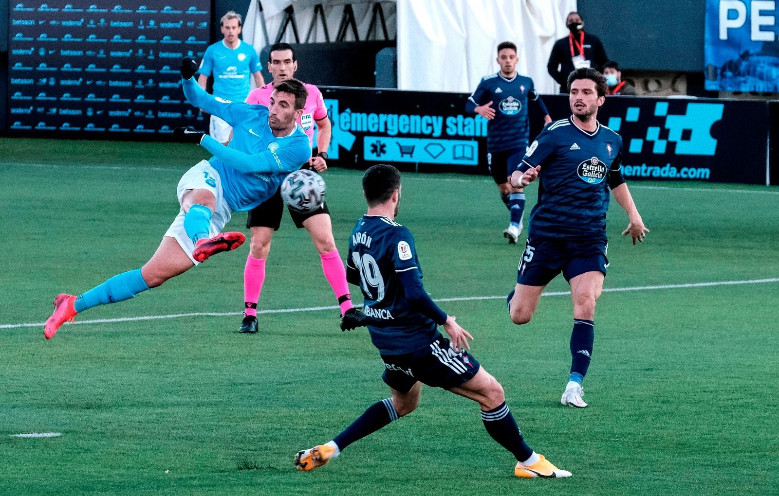 Disparo de un jugador de la UD Ibiza en la goleada en Copa ante el Celta de Vigo (EFE).