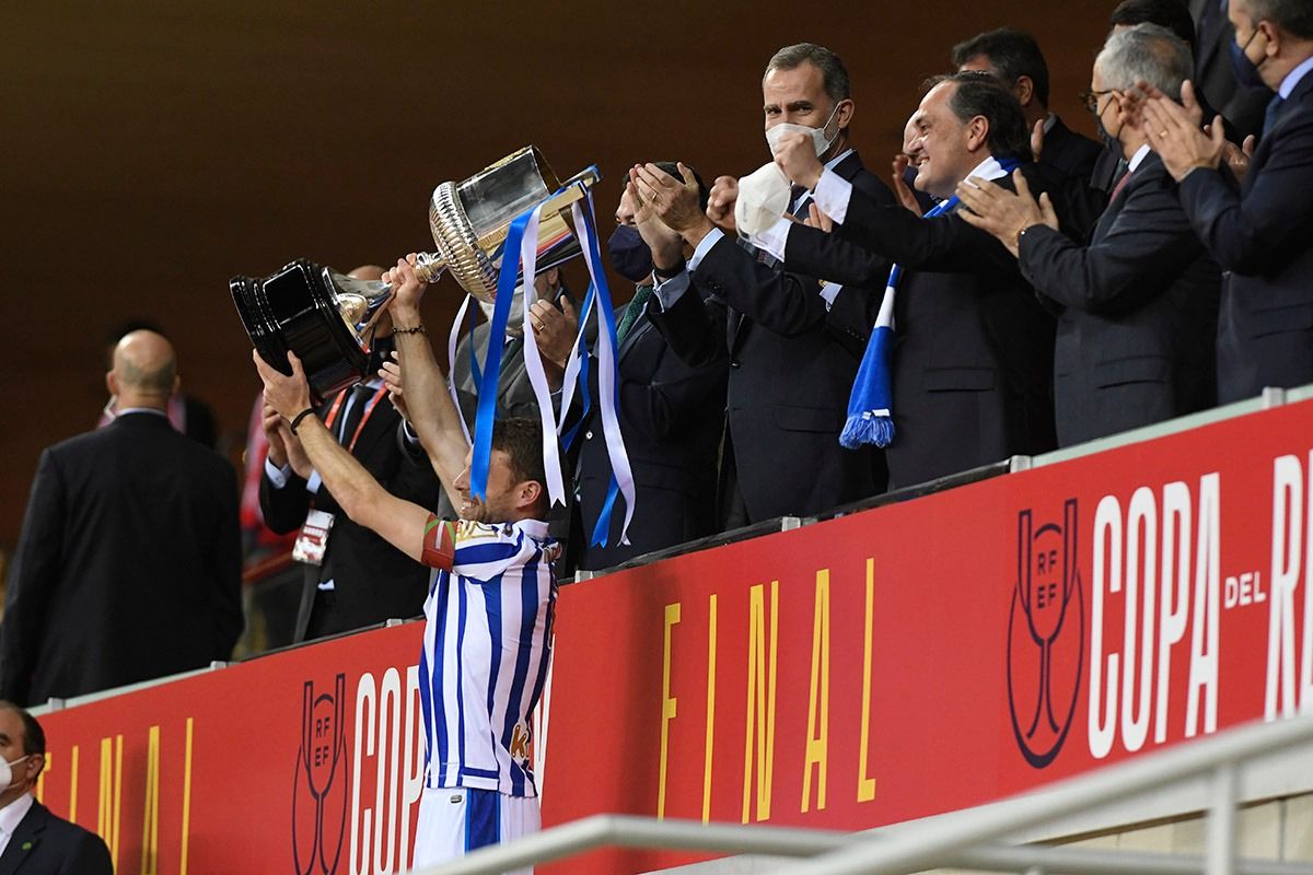  Illarramendi levanta la Copa de campeones de la Copa del Rey.