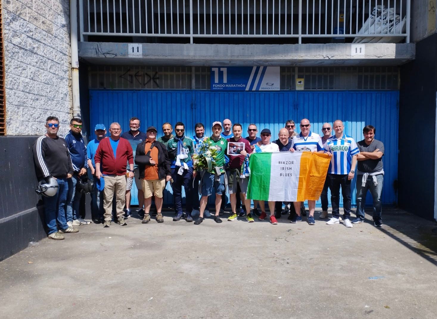 Amigos de Kevin O'Brien viajaron a Riazor para cumplir su promesa y extender sus cenizas