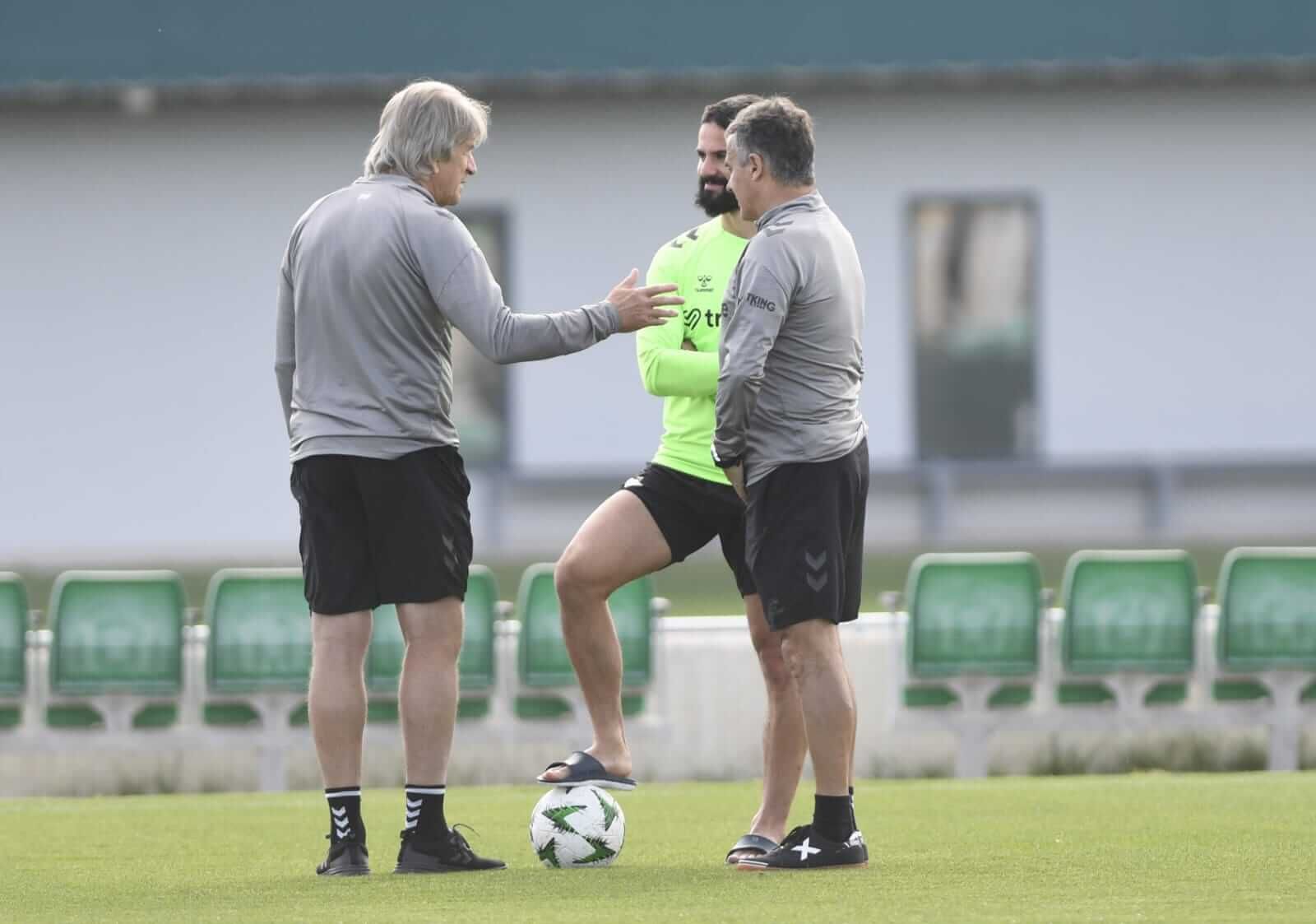  Isco Alarcón, Manuel Pellegrini y Alexis, charlando en unentrenamiento.