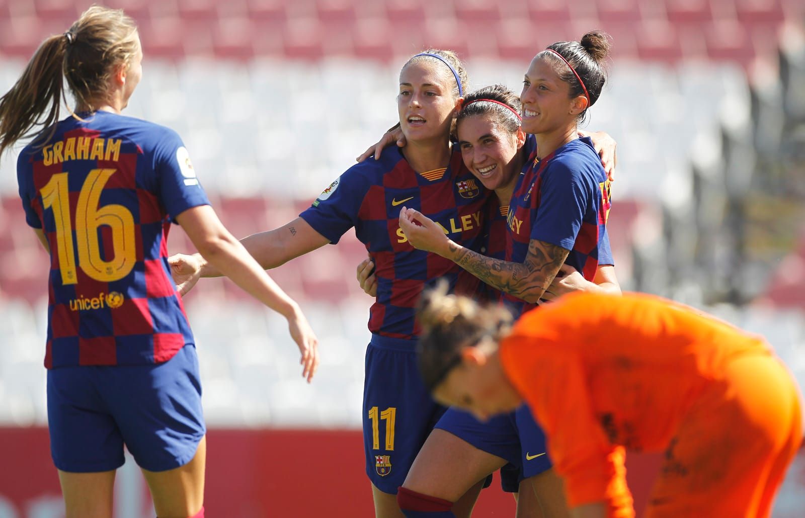 Jenni Hermoso celebra un gol con el Barcelona con Mariona y Alexia Putellas.