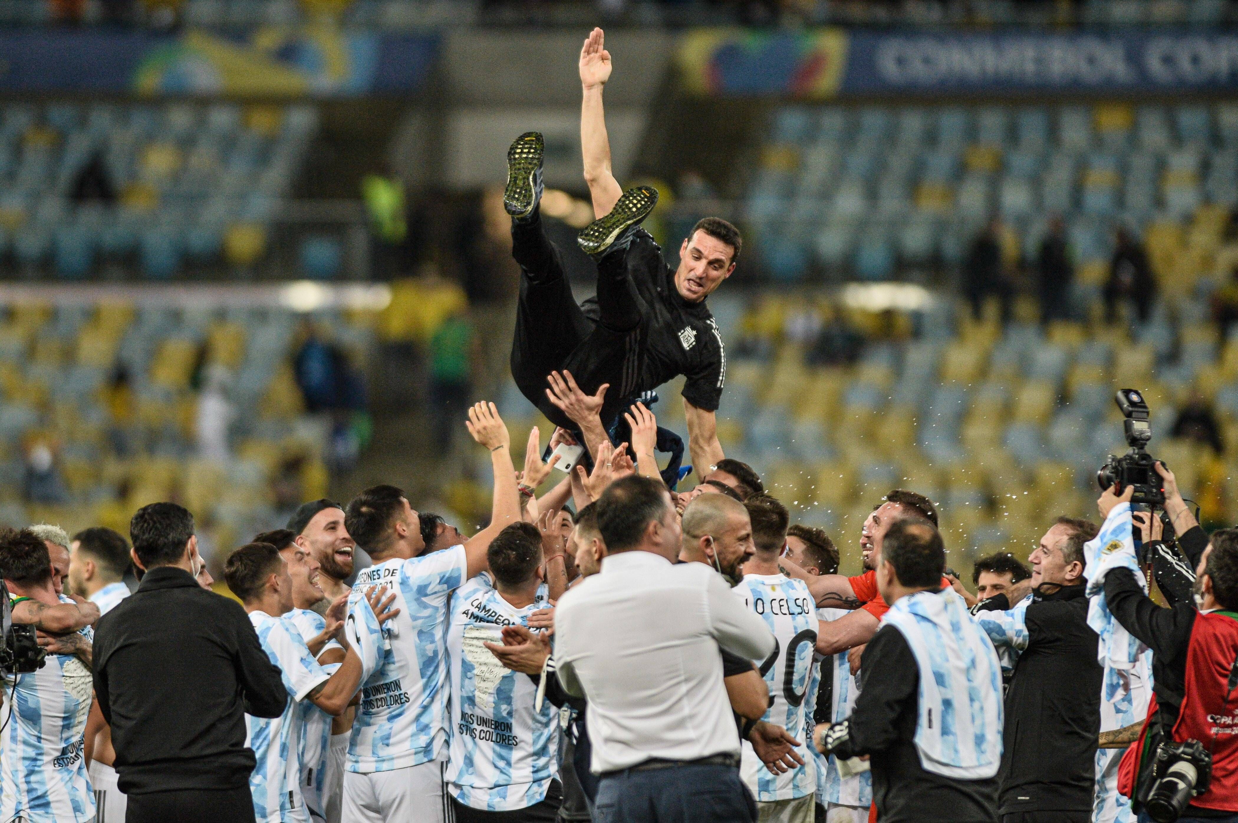 Lionel Scaloni, manteado en Argentina.