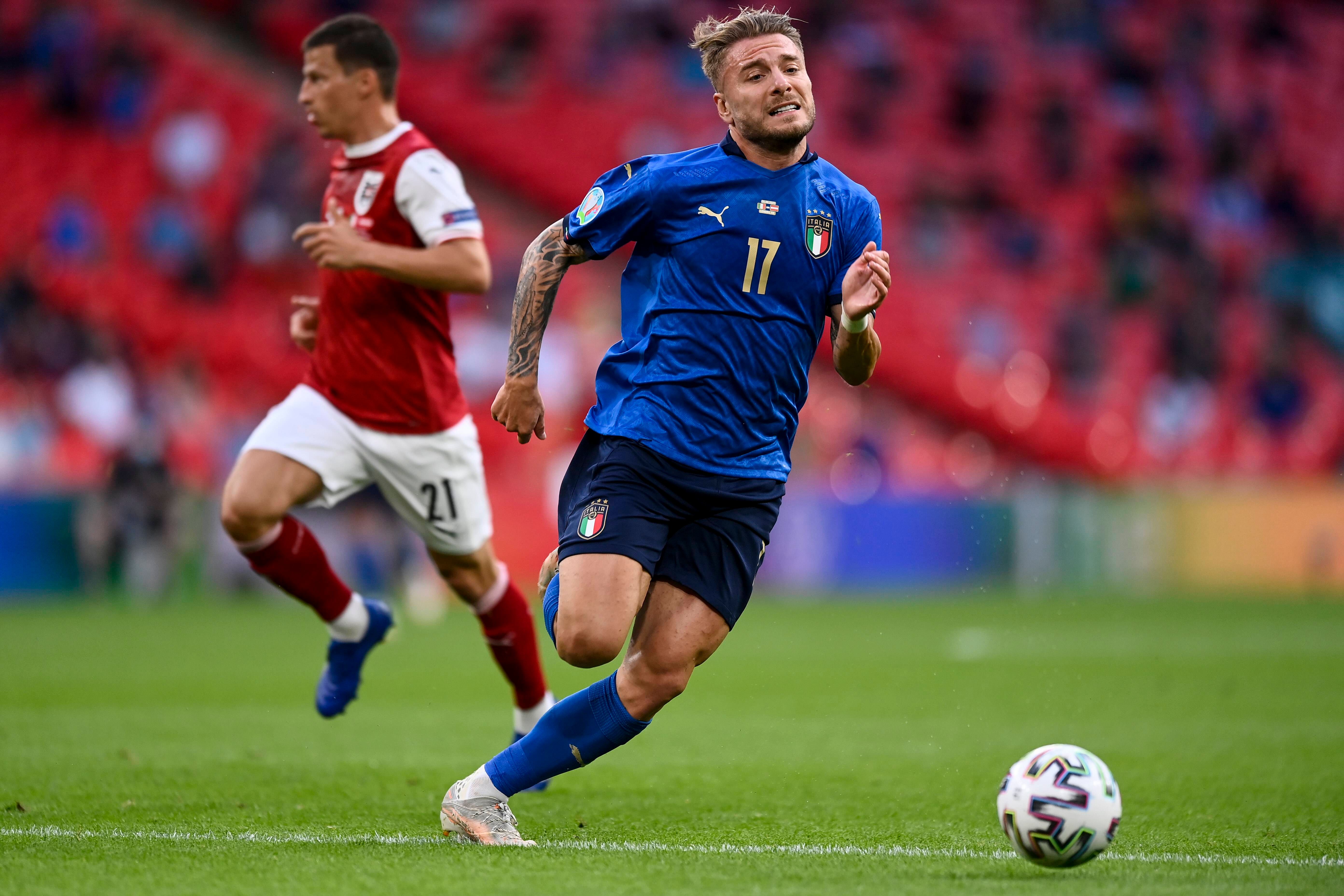  Immobile persigue un balón.