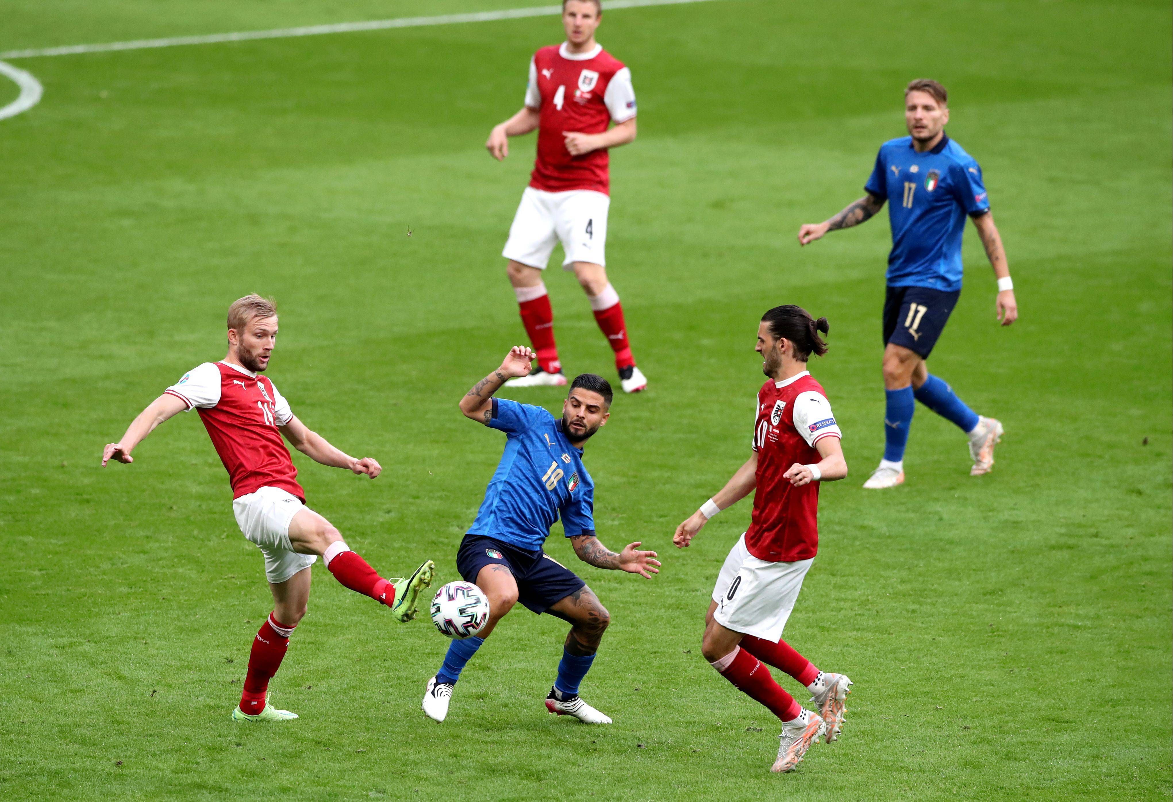  Insigne pelea por un balón con Laimer en el Italia-Austria.