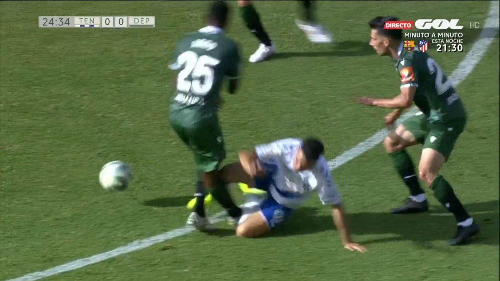  Instante de la falta de Bermejo sobre Uche Agbo.