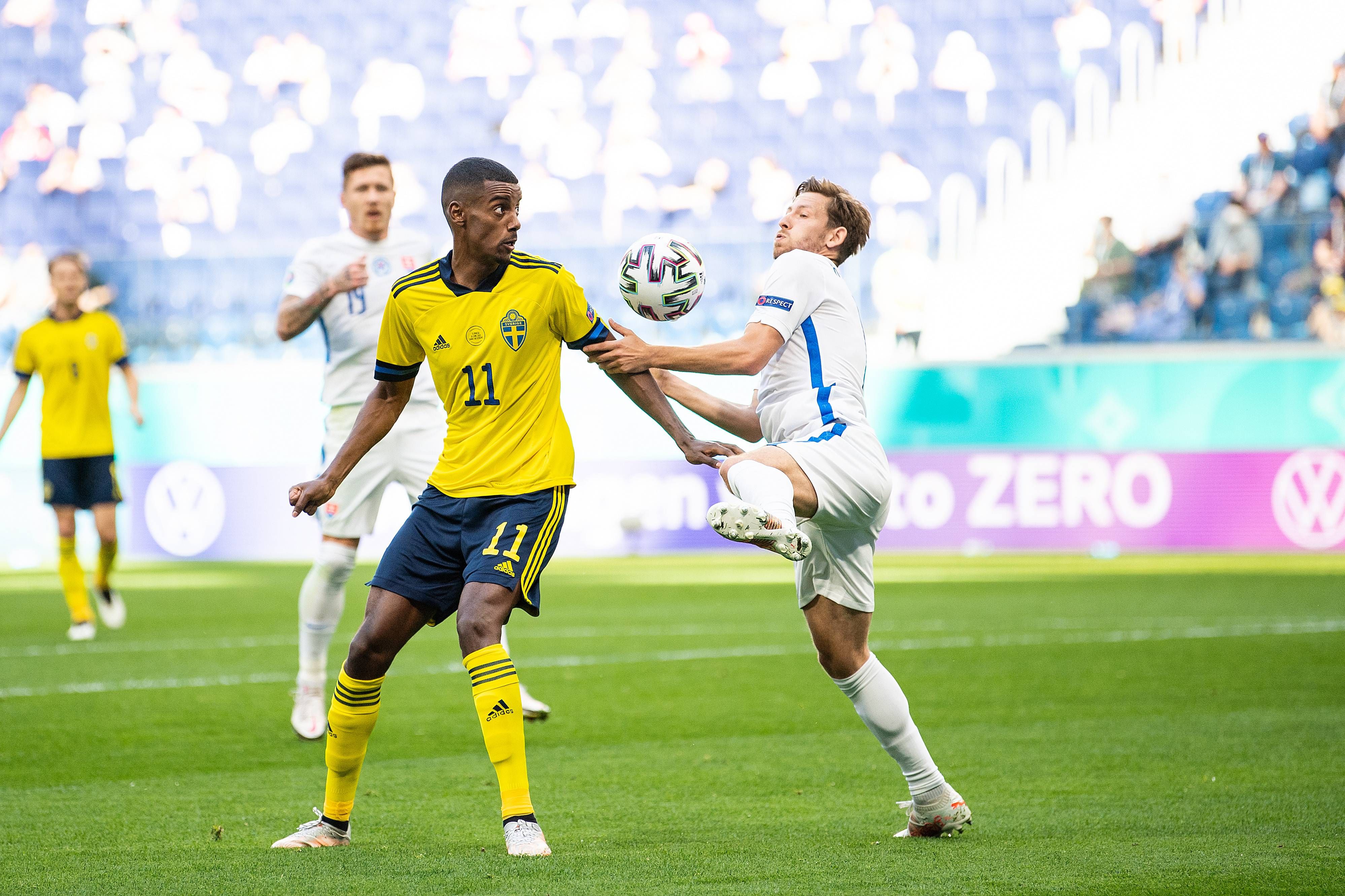 Isak pelea por un balón con Hrosovsky.
