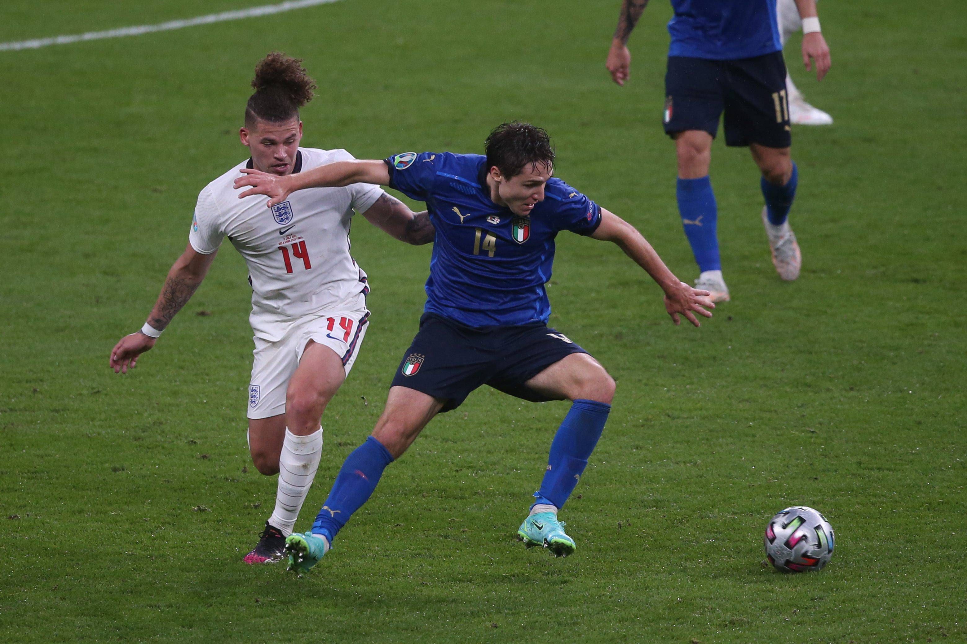  Chiesa defiende un balón ante Phillips.