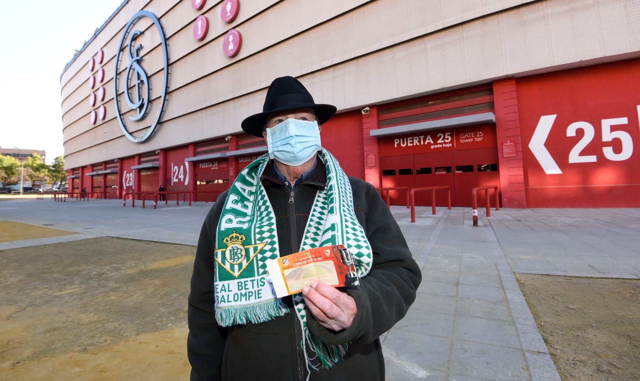  José María Álvarez posa en el Sánchez Pizjuán con su bufanda bética y la entrada de la final de Copa.