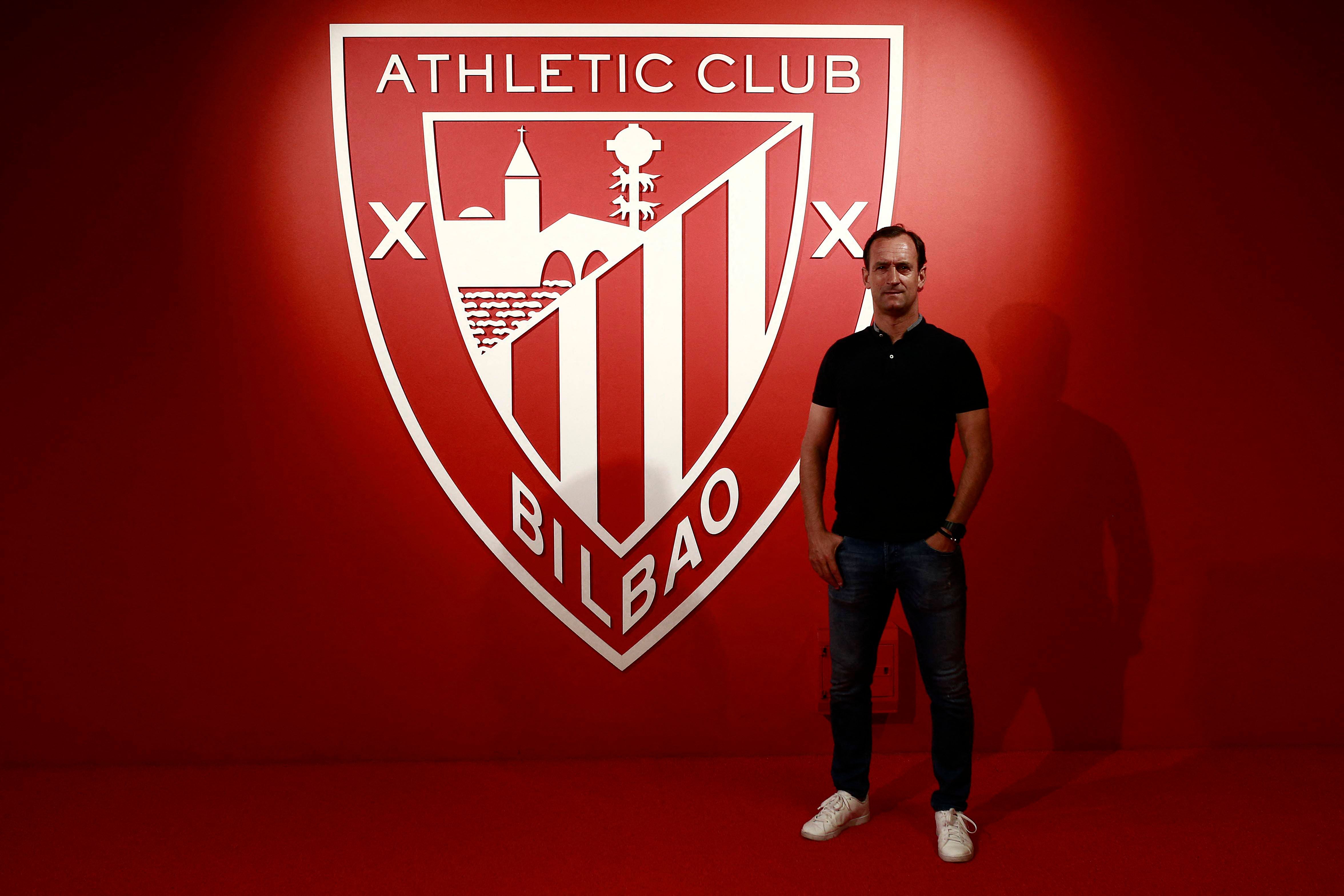 Joseba Etxeberría, ahora entrenador de la SD Eibar, posa con el escudo del Athletic Club de fondo.