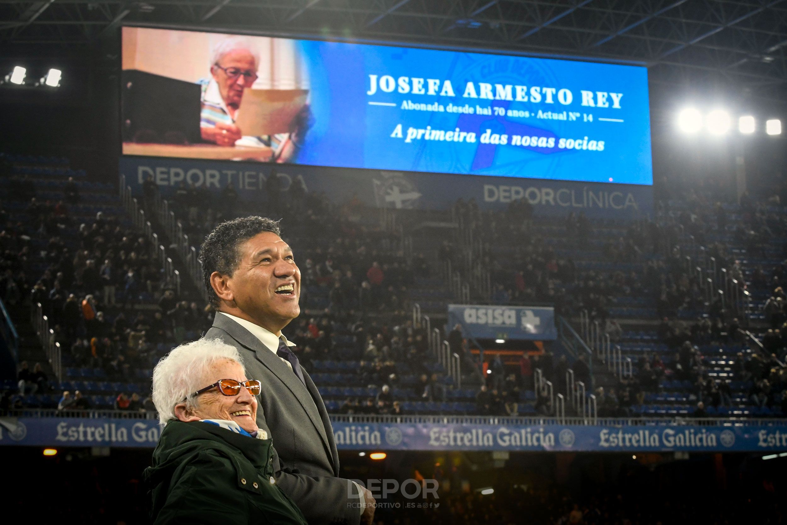  Josefa, junto a Donato, durante el reconocimiento de Riazor.