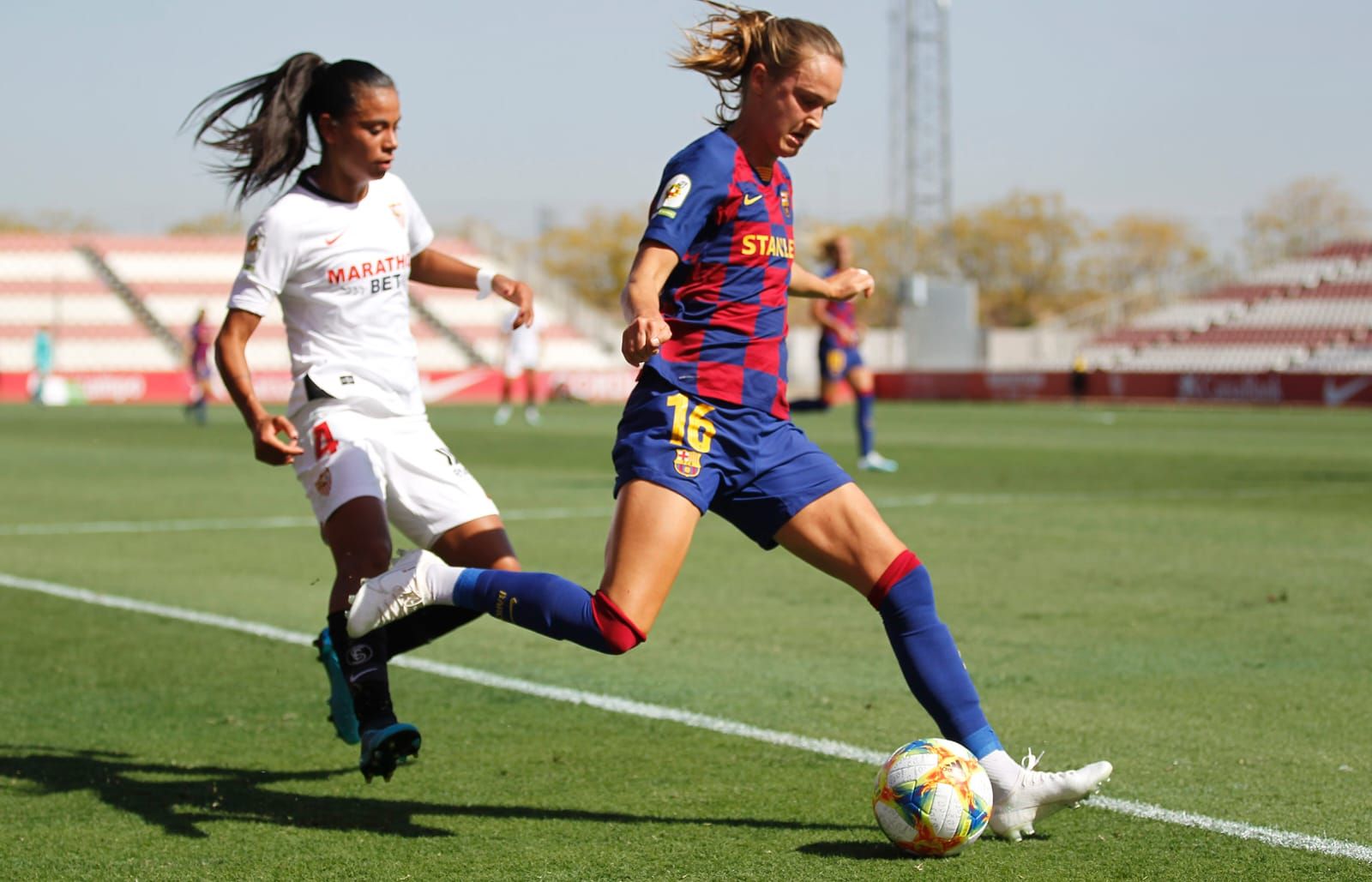  Hansen se marcha con el balón ante la presión de Lara.