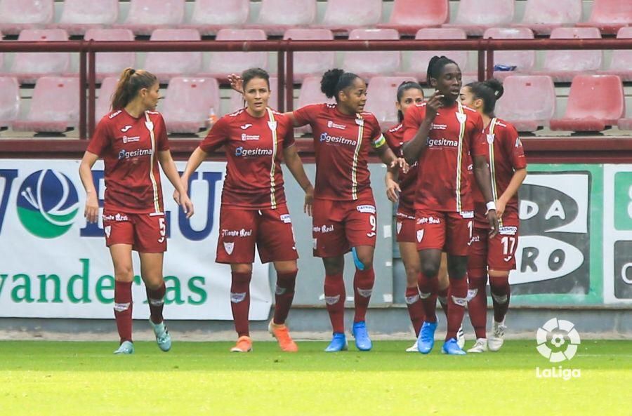  Jugadoras del EDF Logroño celebran un gol contra el Sporting de Huelva.