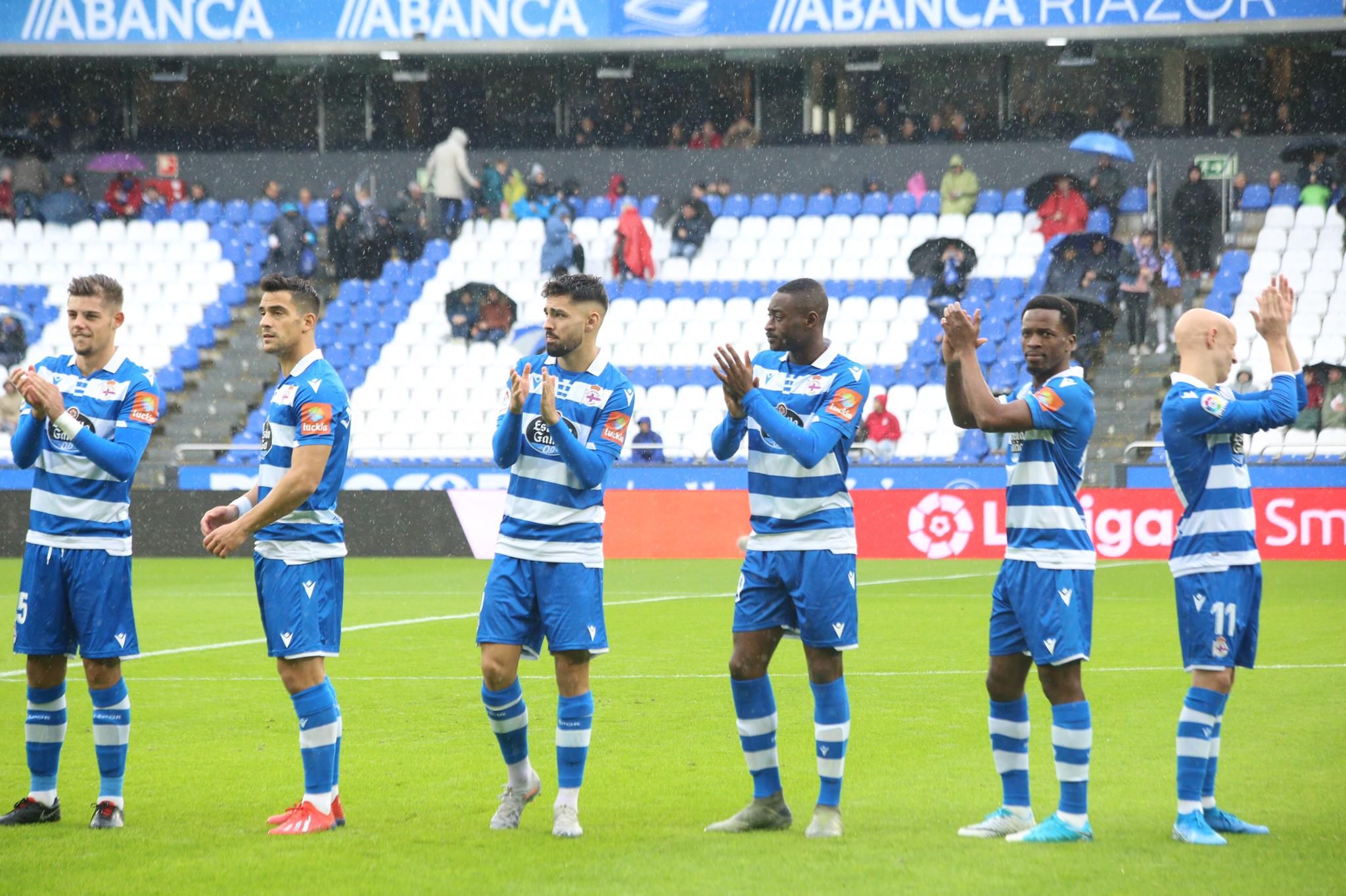  Los jugadores del Dépor aplauden al público de Riazor antes del inicio del partido contra el Elche.