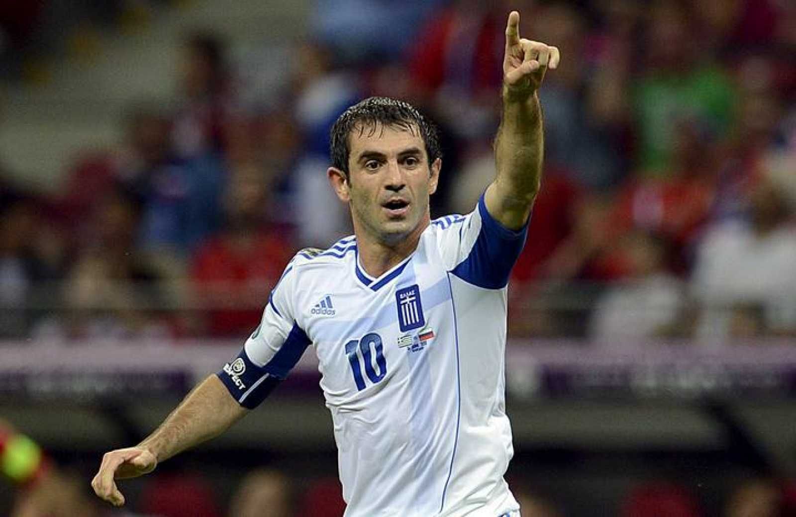  Karagounis en un partido con Grecia durante la Eurocopa de 2004.