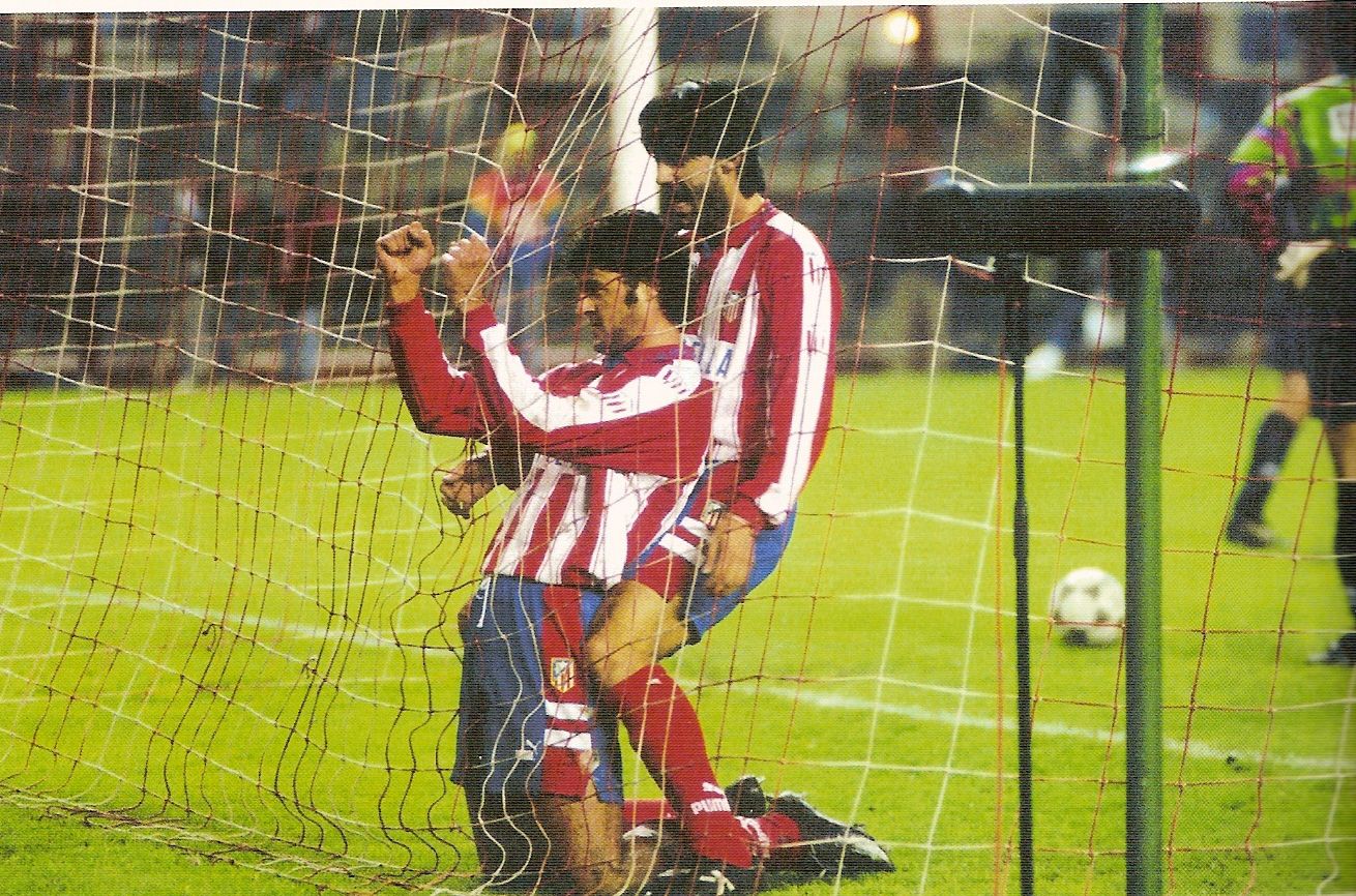  Caminero celebra un gol de Kiko Narváez en un partido del Atlético de Madrid.