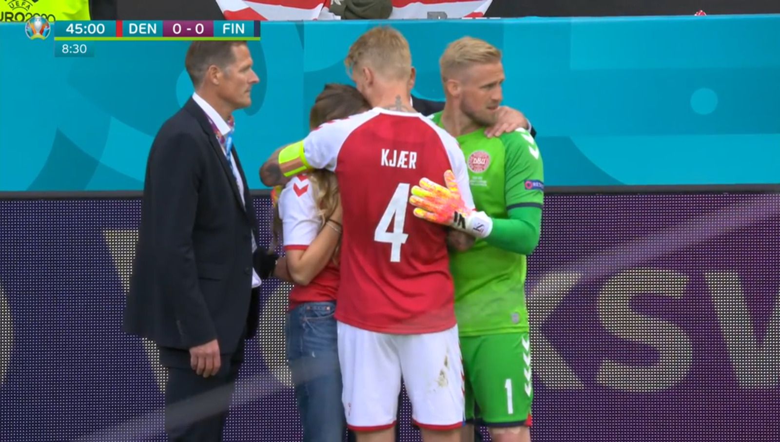  Simon Kjaer consolando a la pareja de Christian Eriksen.