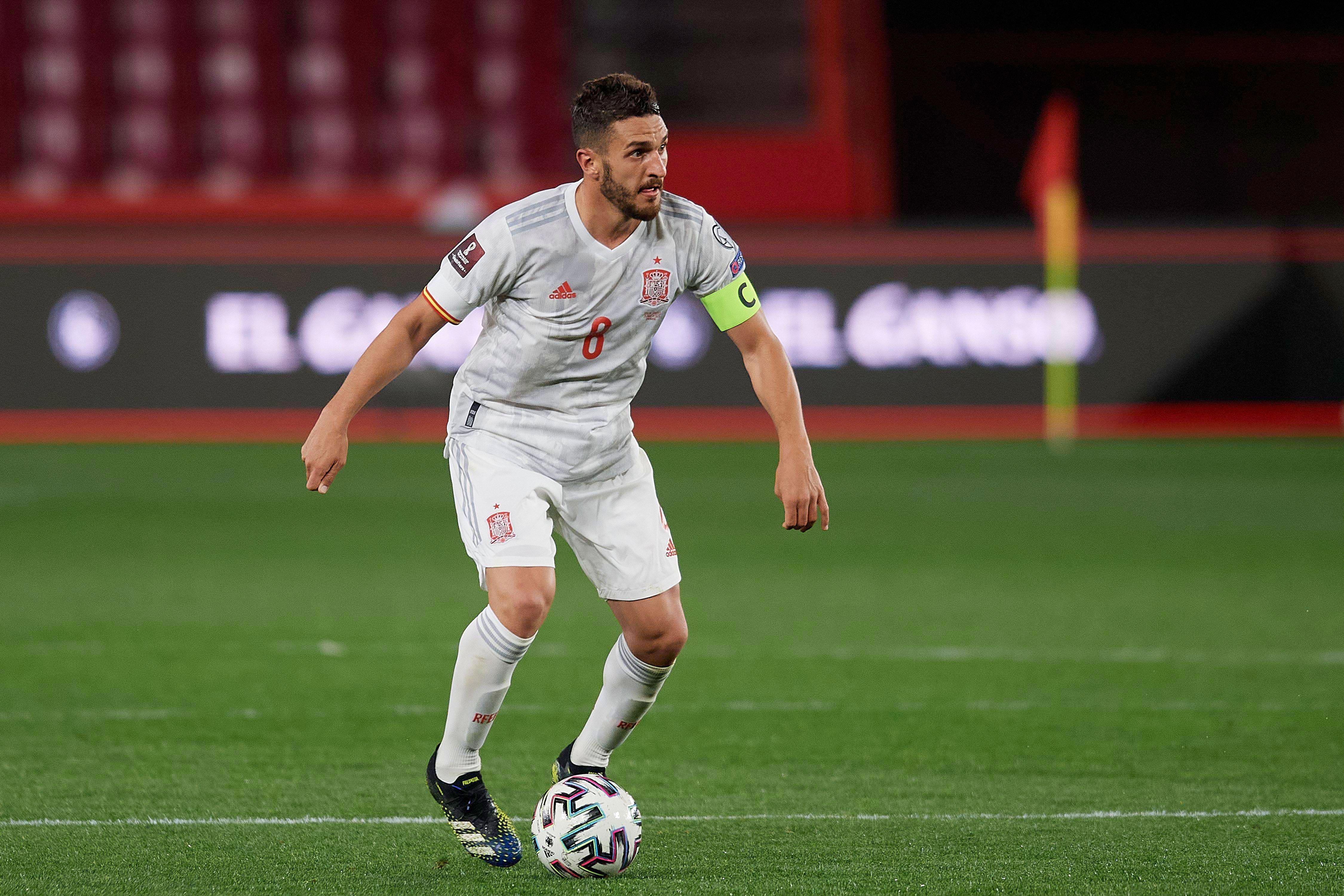 Koke Resurrección durante un partido de España con la camiseta blanca.