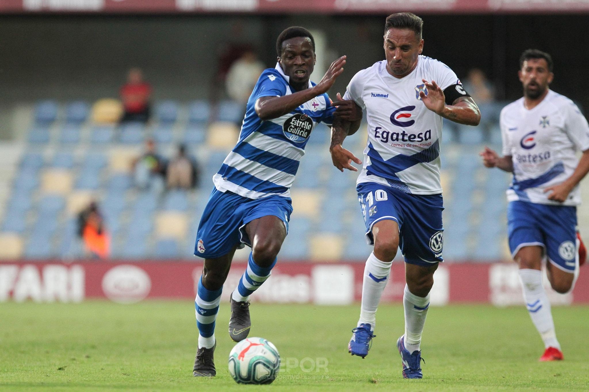 Koné disputa el balón ante un jugador del Tenerife en un partido de pretemporada con el Dépor (Foto:RCD).