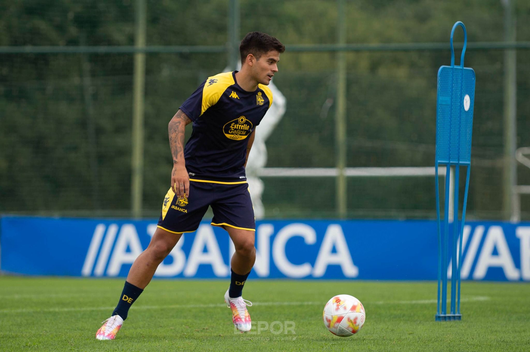  Kuki Zalazar entrenando con el Deportivo en Abegondo