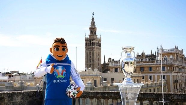  La mascota y el trofeo de la Eurocopa, en Sevilla.