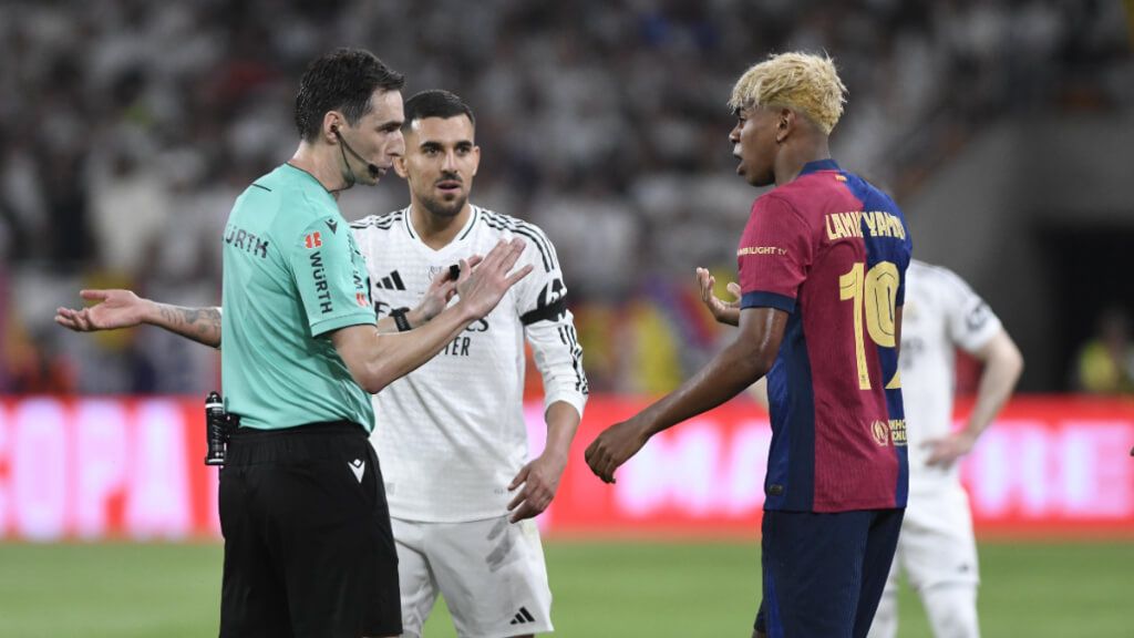 Dani Ceballos, Lamine Yamal y de Burgos Bengoetxea (Fuente: Kiko Hurtado)