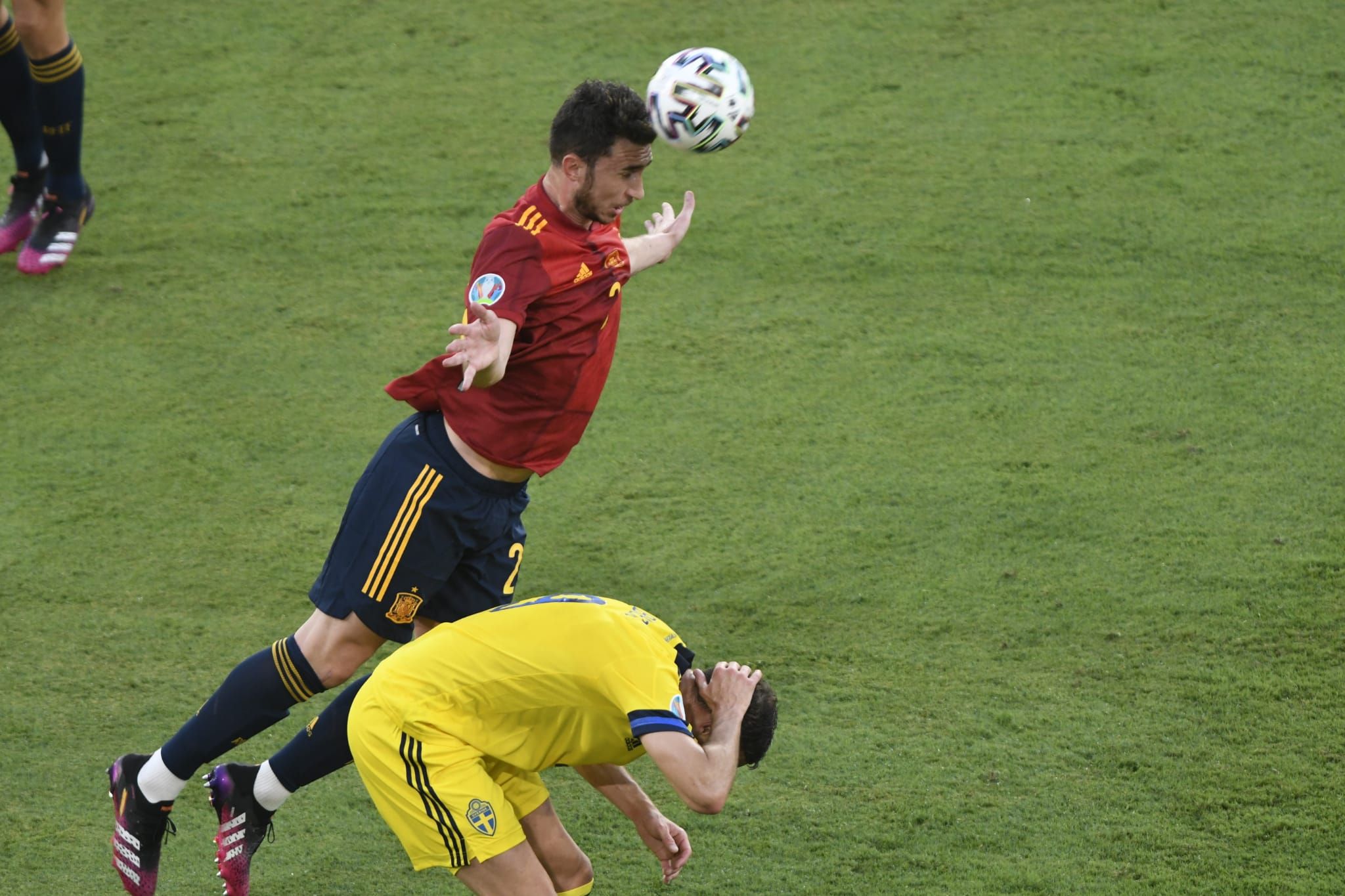 Aymeric Laporte ganando un balón aéreo en el España-Suecia.