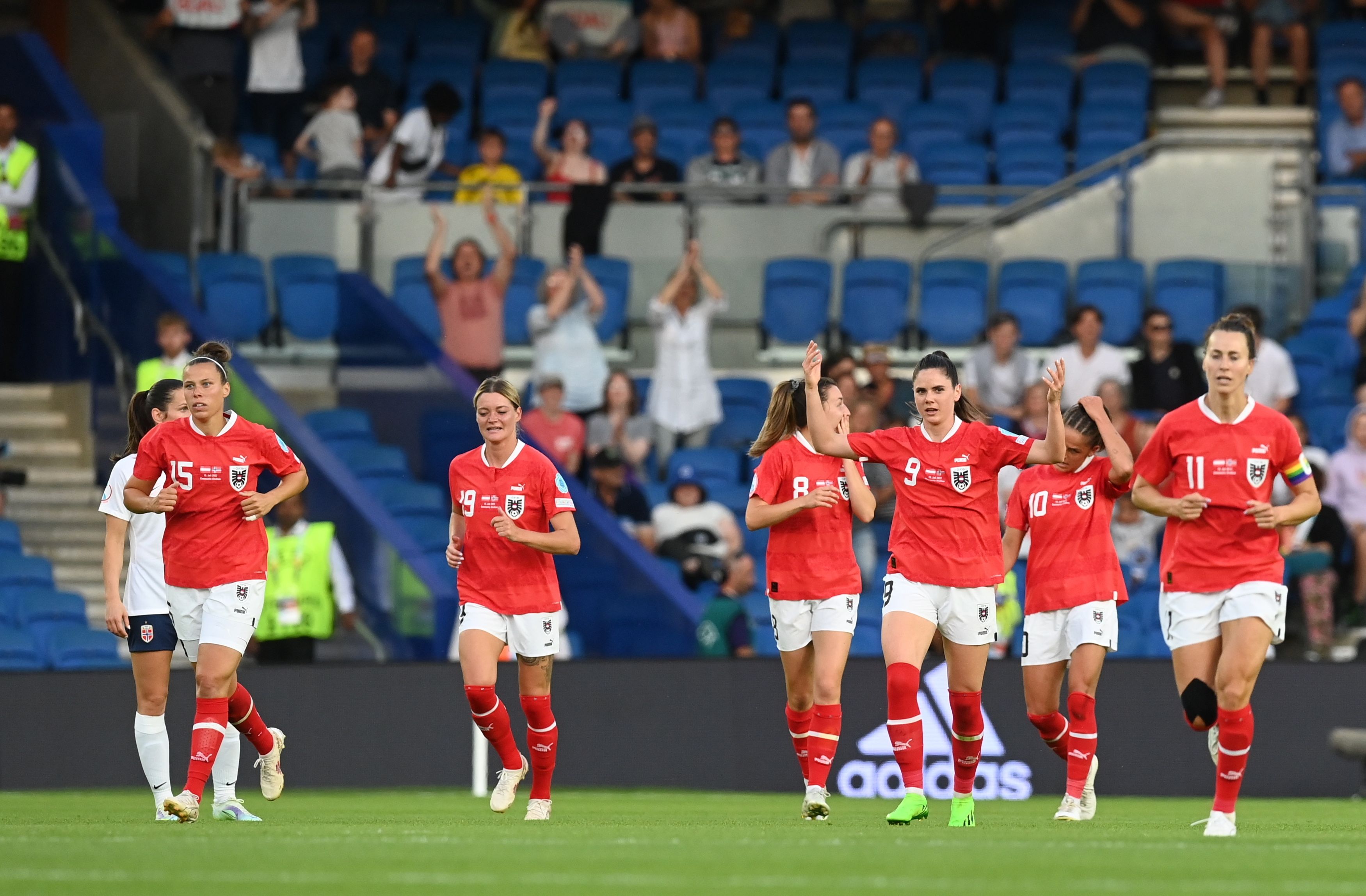 Las jugadoras de Austria celebran su gol a Noruega.