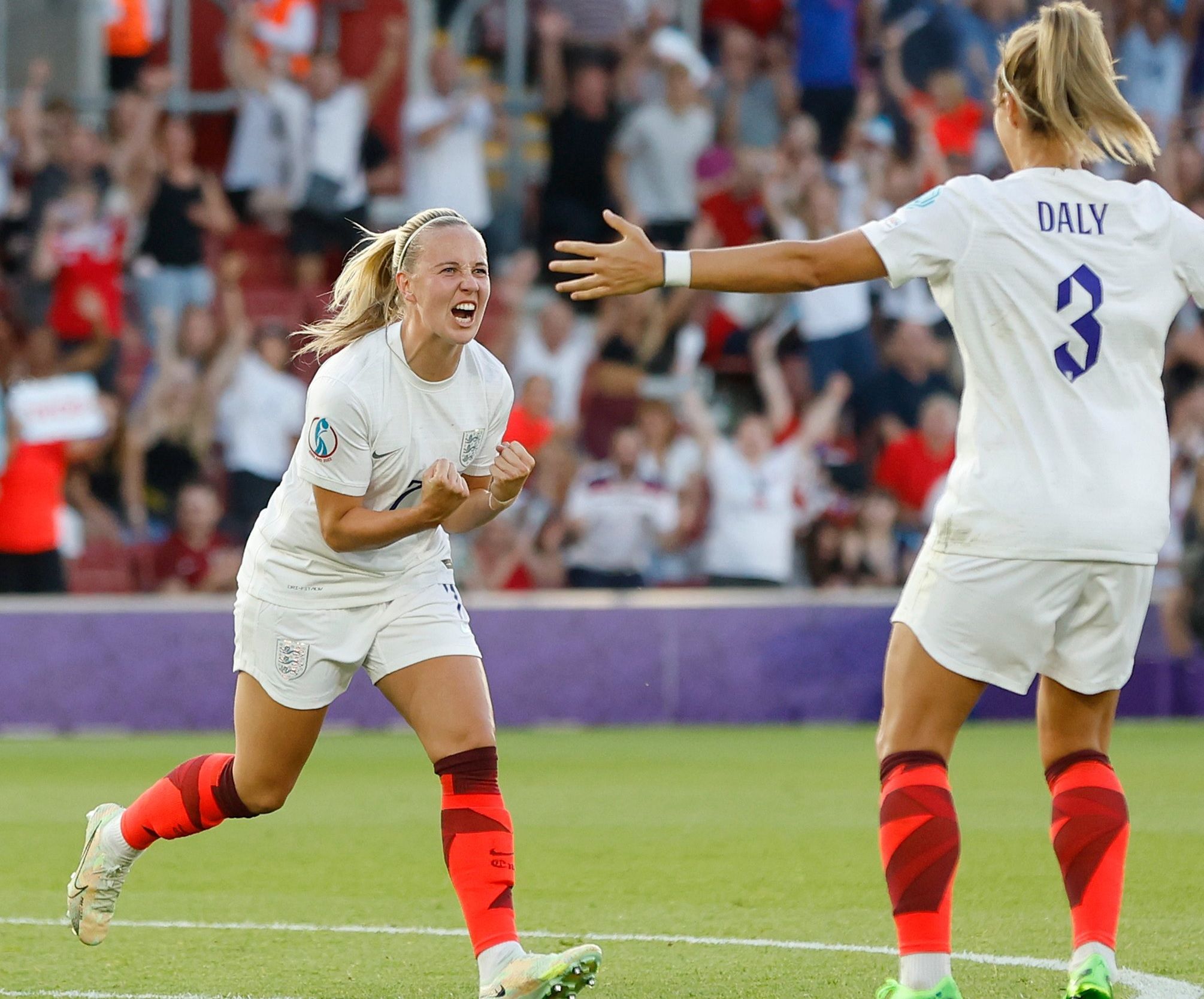 Las jugadoras de Inglaterra celebran un gol ante Irlanda.
