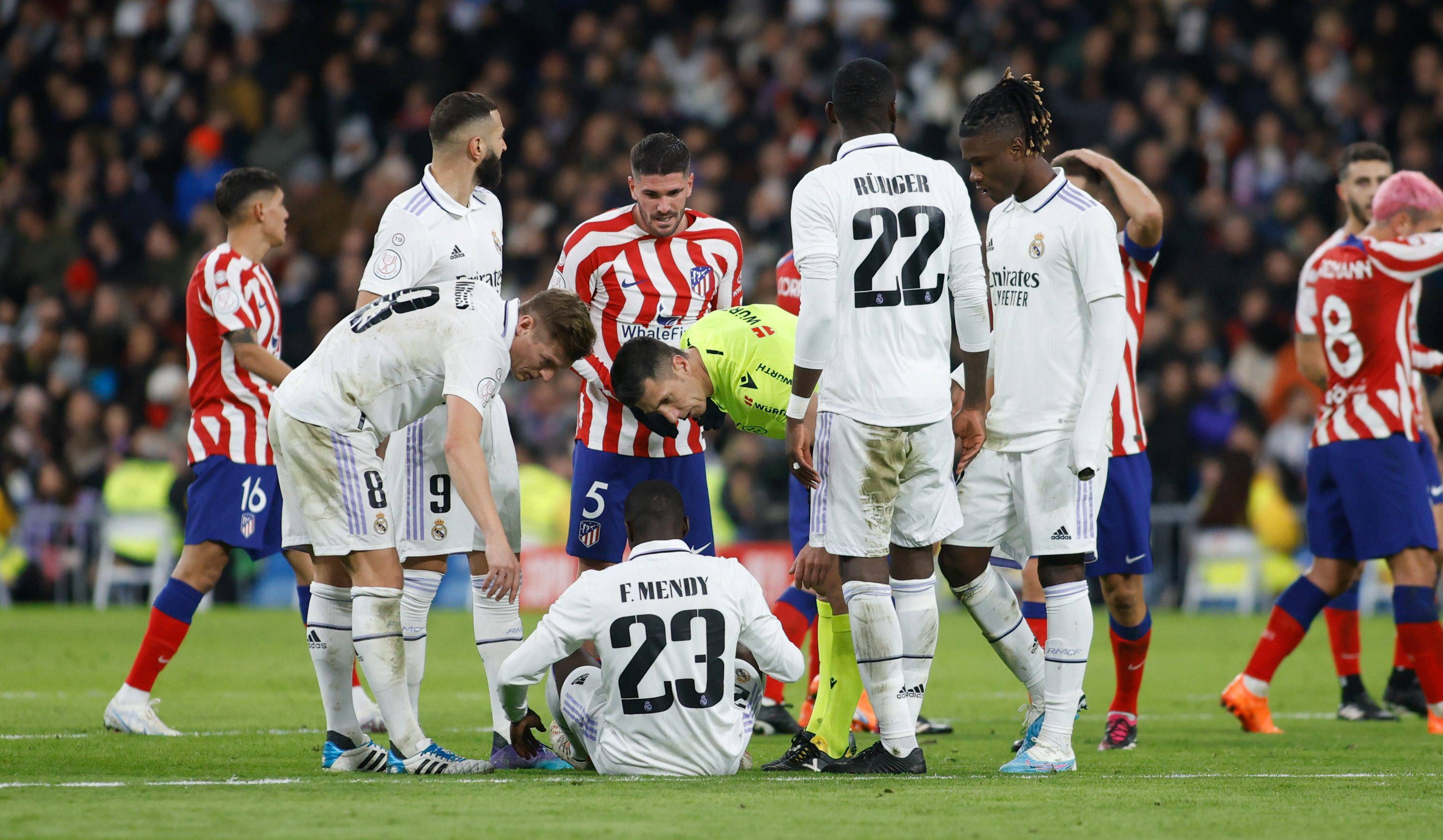  Lesión de Mendy en el Real Madrid-Atlético de Copa del Rey (FOTO: Cordón Press).